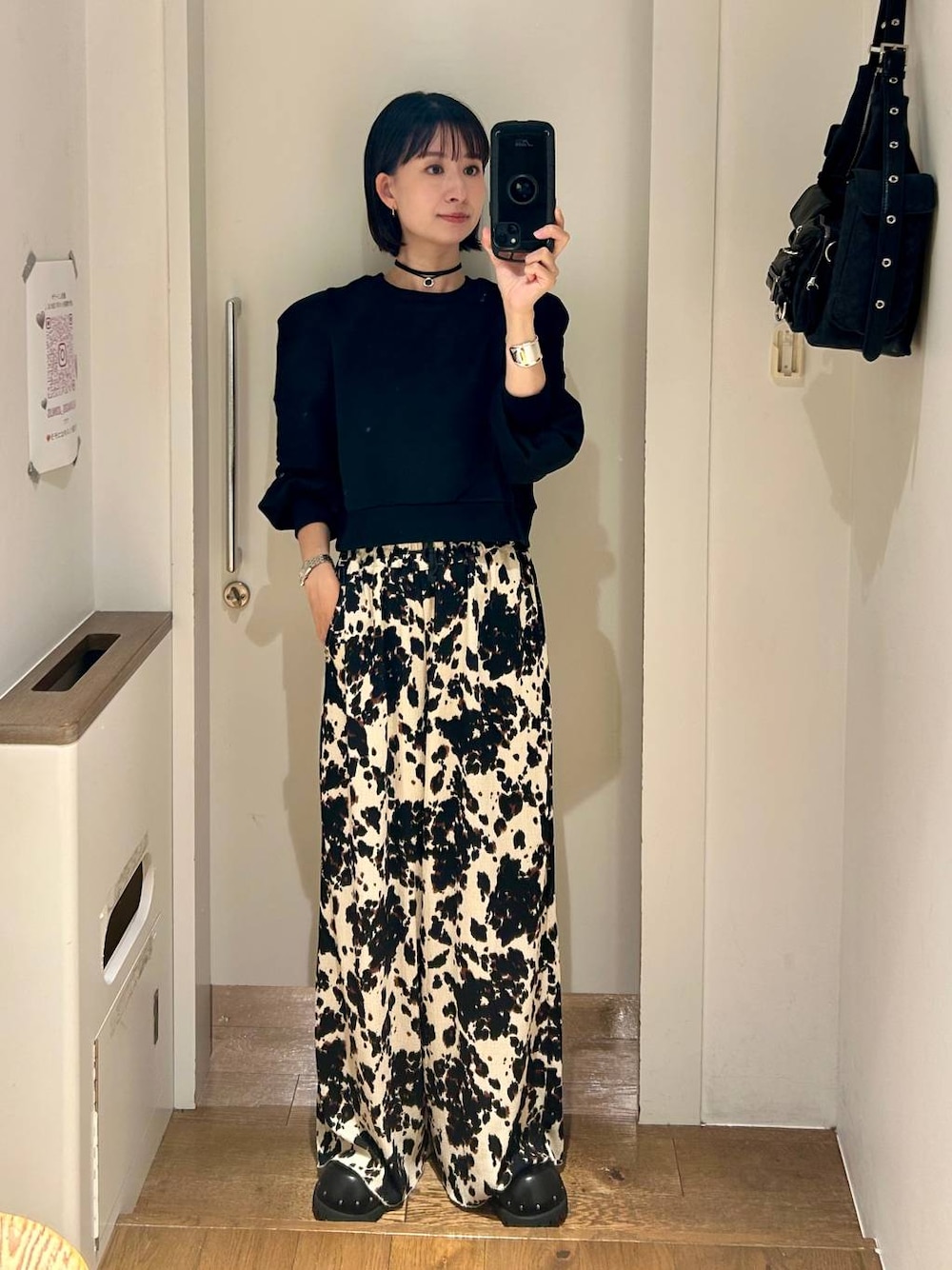 ブラック系のショルダーバッグ、ブラック系のサンダル、ベージュ系のその他パンツを着用したレディースの夏コーディネートの1枚目の写真