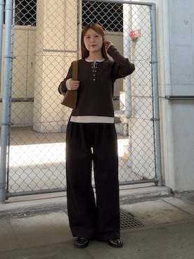 「KBF（ケイビーエフ）のレイヤードライクヘンリーニット（ニット/セーター、ブラウン系）」を使った、r i n k o さん（レディース・159cm）の秋コーディネート