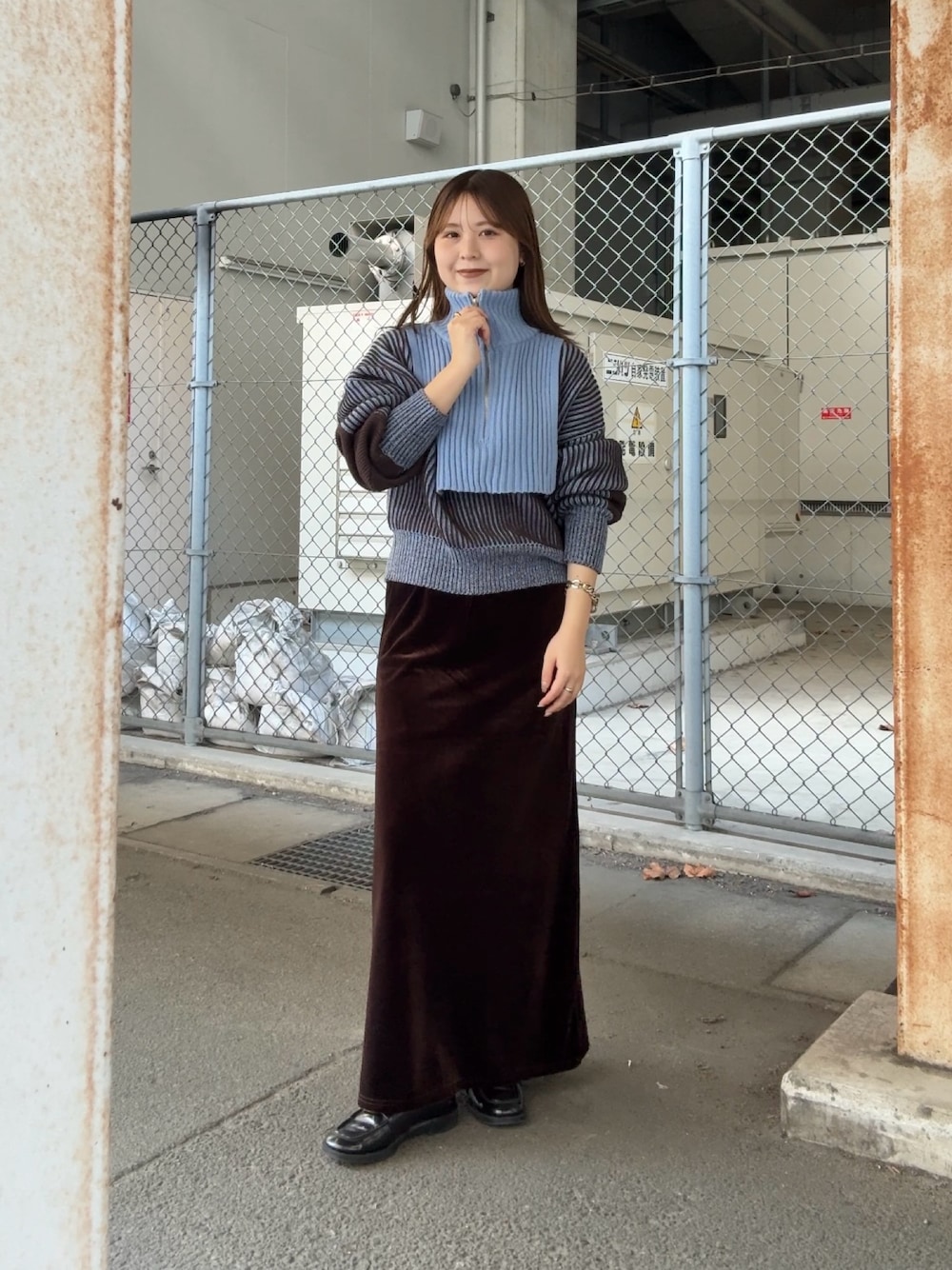 ブルー系のニット/セーター、ブラウン系のスカートを着用したレディースの秋コーディネートの1枚目の写真