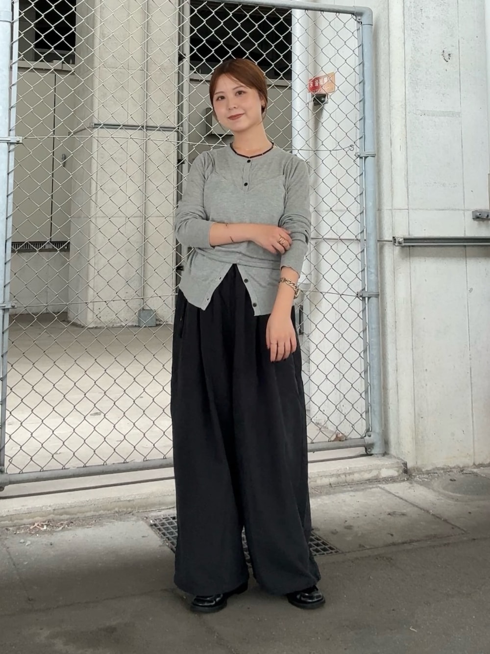 グレー系のカーディガン/ボレロ、グレー系のその他パンツ、ブラック系のネックレスを着用したレディースの夏コーディネートの1枚目の写真