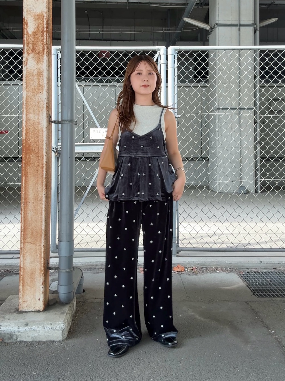 グレー系のキャミソール、グレー系のその他パンツ、ブラック系のその他シューズを着用したレディースの夏コーディネートの1枚目の写真