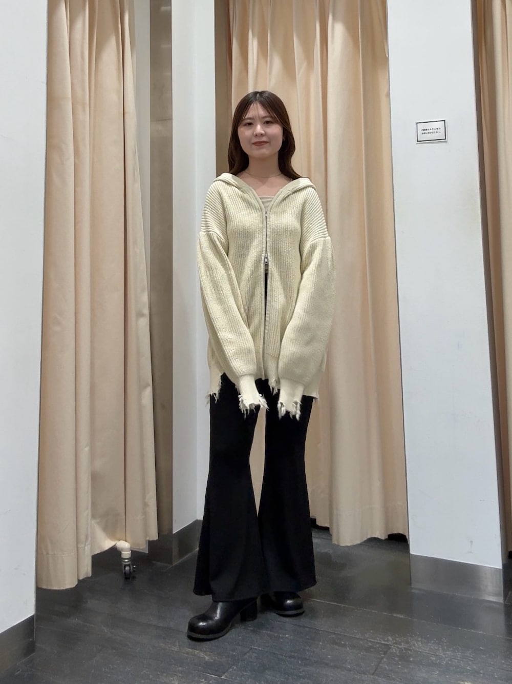 ブラック系のその他パンツ、ブラック系のサンダルを着用したレディースの春コーディネートの1枚目の写真