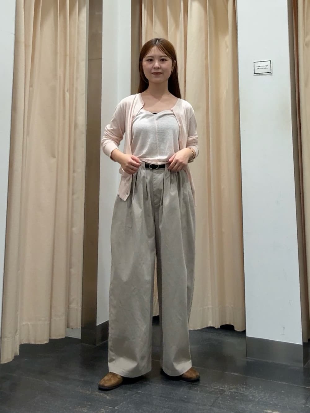 ピンク系のカーディガン/ボレロ、ベージュ系のその他パンツ、ブラウン系のその他シューズを着用したレディースの秋コーディネートの1枚目の写真