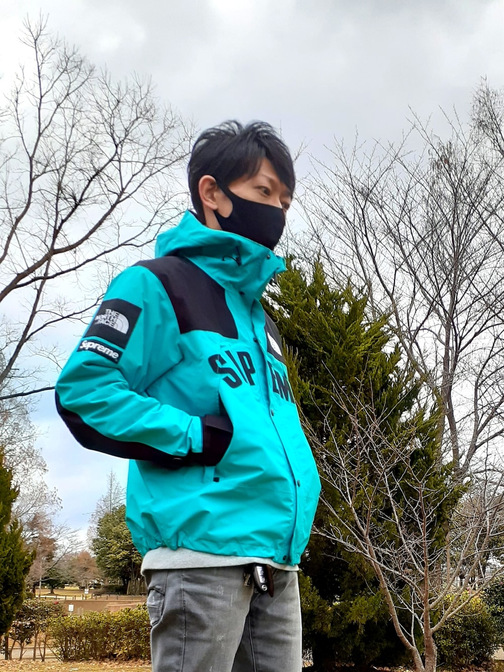 「Supreme x The North Face」｜「Supreme のアイテム（マウンテンパーカー、ブルー系）」を使った、Ta-ka-777さん（メンズ・173cm）の春コーディネートの2枚目の写真