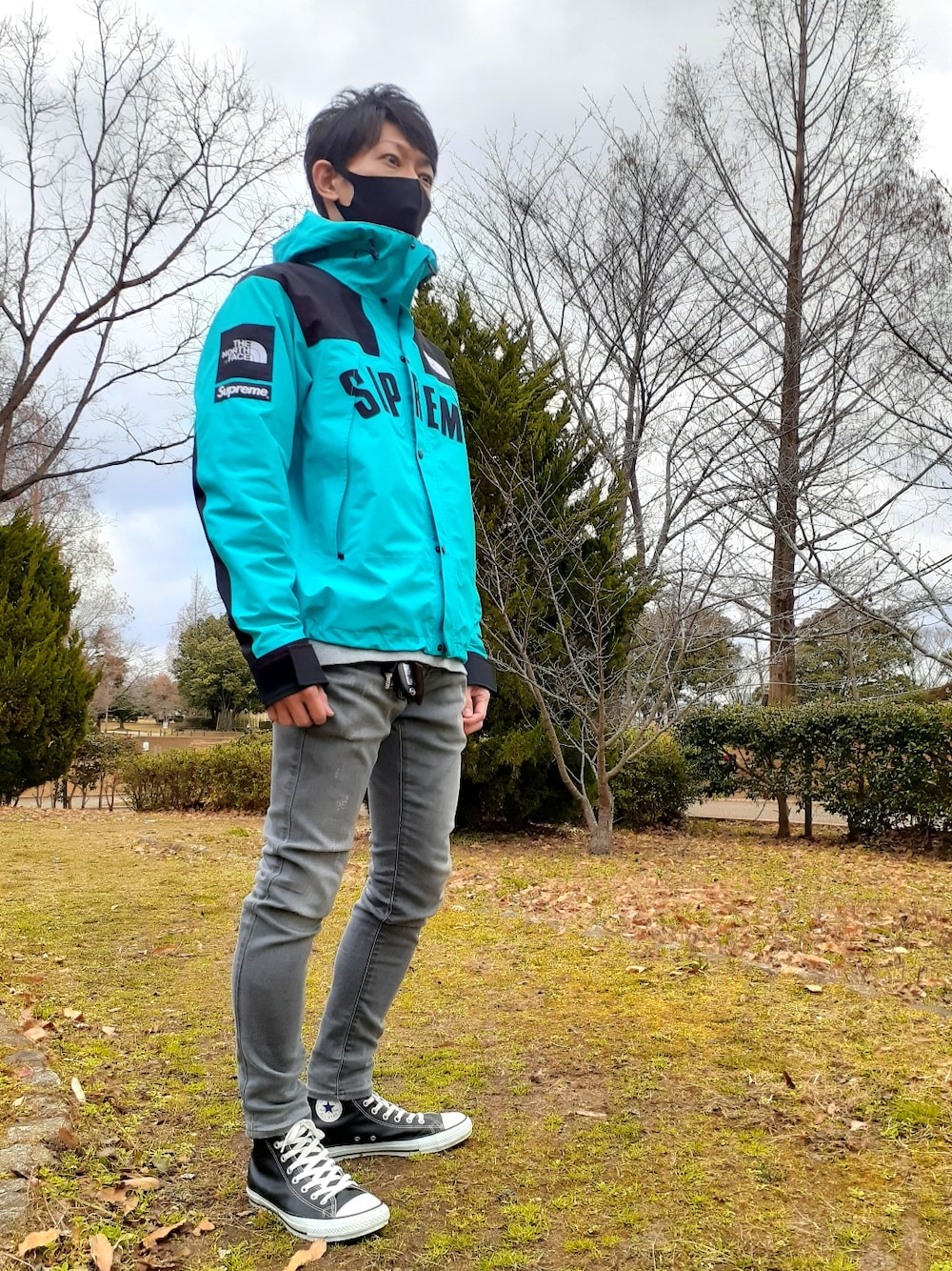 「Supreme x The North Face」｜「Supreme のアイテム（マウンテンパーカー、ブルー系）」を使った、Ta-ka-777さん（メンズ・173cm）の春コーディネートの1枚目の写真