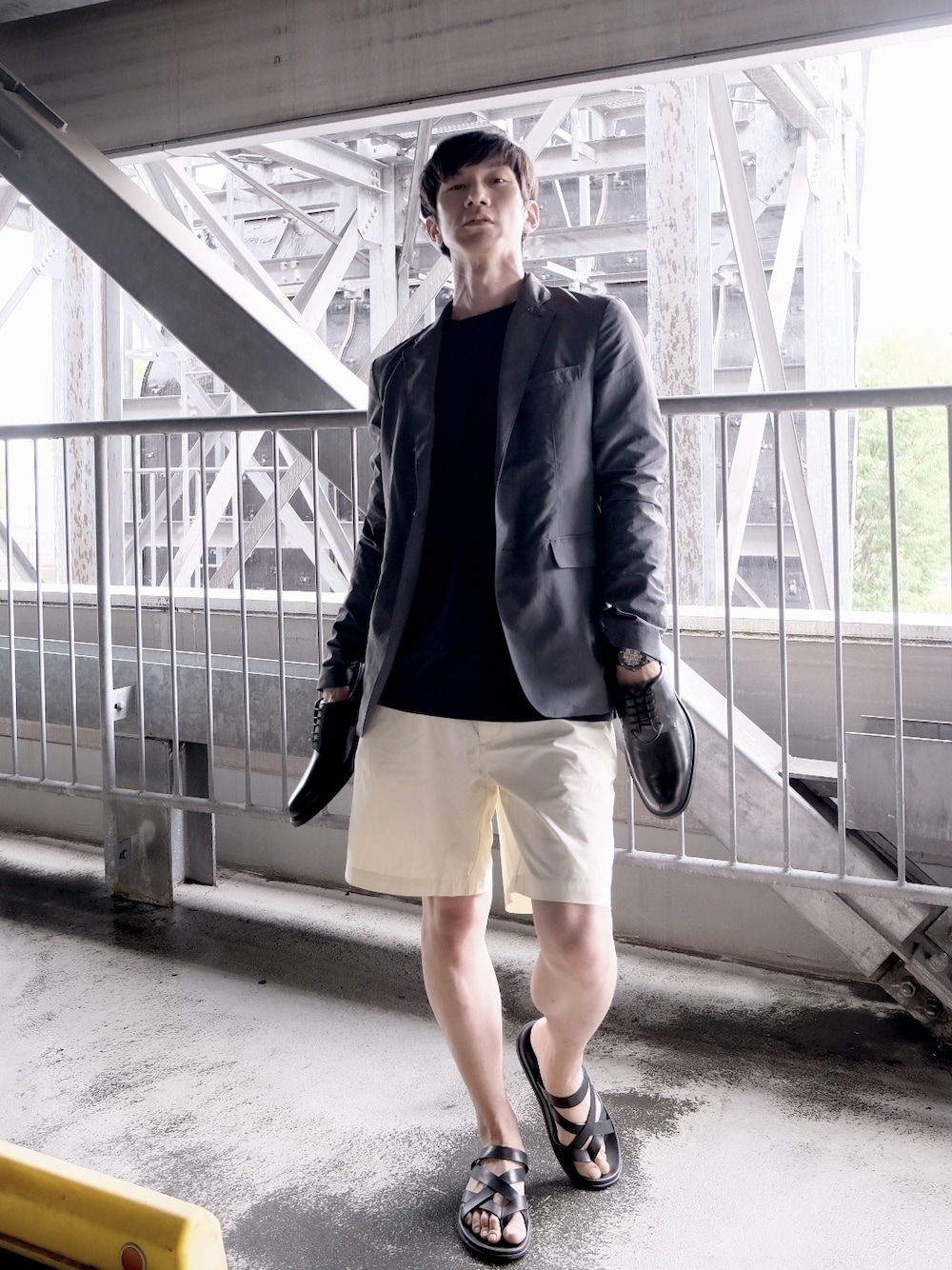 「おてて靴フェス、ジャケットスタイル、ジャケット、ハーフパンツ、バミューダパンツ、白パンツ、ZARA、全身ZARA、革靴、モノトーン、大人コーデ、相互フォロー、おしゃれさんと繋がりたい、いいね、save、フォローお願いします🤑」｜「ZARAのアイテム（ナイロンジャケット、グレー系）」を使った、ドラエモさん（メンズ・182cm）の夏コーディネートの1枚目の写真