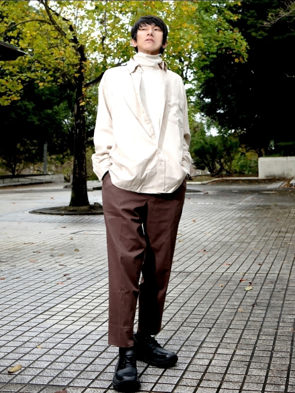 ベージュ系のシャツ/ブラウス、ベージュ系のスウェット、ブラウン系のその他パンツを着用したメンズの秋コーディネートの1枚目の写真