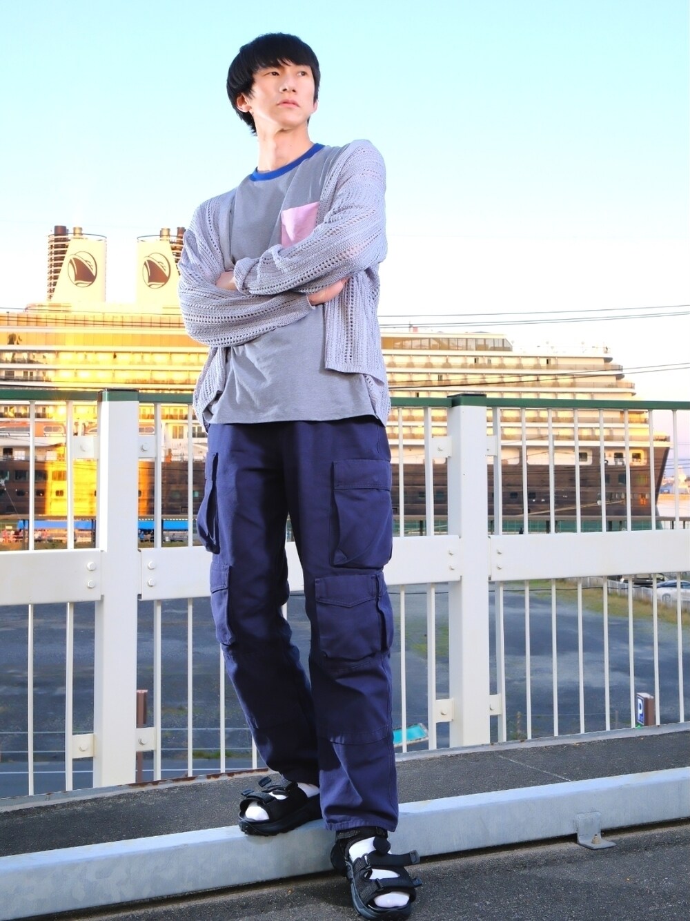 「サマーカーディガン、カーゴパンツ、ZARA ORIGINS、厚底サンダル、サンダルに靴下、春夏コーデ、大人カジュアル、ポケットＴシャツ、カーディガン、スウィーツ同盟会、相互フォロー、おしゃれさんと繋がりたい、いいね、save、フォローお願いします🤑」｜「AZUL by moussyのOPENWORK KNIT CARDIGAN/オープンワークニットカーディガン（カーディガン/ボレロ、グレー系）」を使った、ドラエモさん（メンズ・182cm）の春コーディネートの1枚目の写真