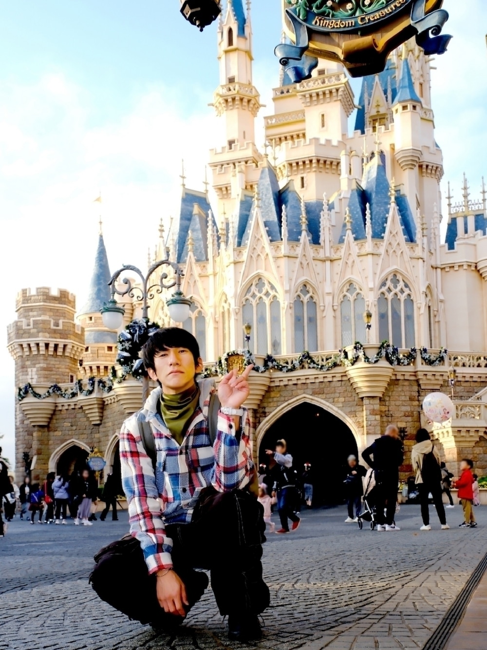 ホワイト系のジャケット/アウター、ブラック系のカーゴパンツ、グレー系のバックパック/リュックを着用したメンズの秋コーディネートの1枚目の写真