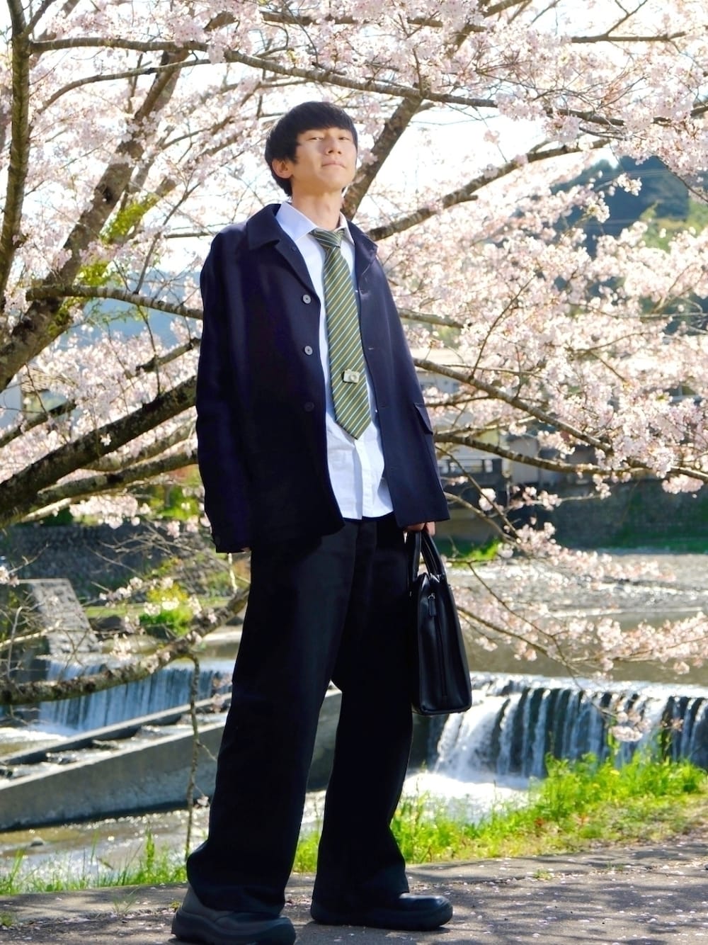 ブルー系のテーラードジャケット、グリーン系のネクタイ、ホワイト系のシャツ/ブラウスを着用したメンズの春コーディネートの1枚目の写真