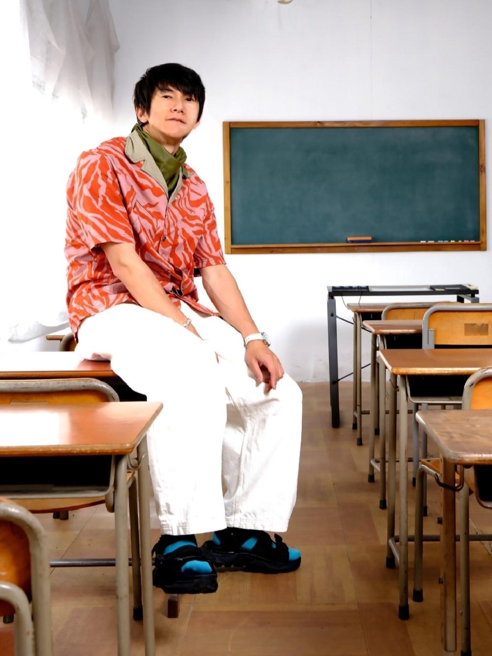 「ゼブラ柄、ピンク、レザー、バンダナ首巻き、サンダルに靴下、白デニム、デニムパンツ、スタジオニコルソン、ZARA SRPLS、オープンカラーシャツ、シャツスタイル、ワイドデニム、デニム、ノンタウンシリーズ、スウィーツ同盟会」｜「ZARAのアイテム（シャツ/ブラウス、ピンク系）」を使った、ドラエモさん（メンズ・182cm）の夏コーディネートの1枚目の写真