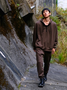 「アイテム（スウェットパンツ、ブラウン系）」を使った、ドラエモさん（メンズ・182cm）の秋コーディネート
