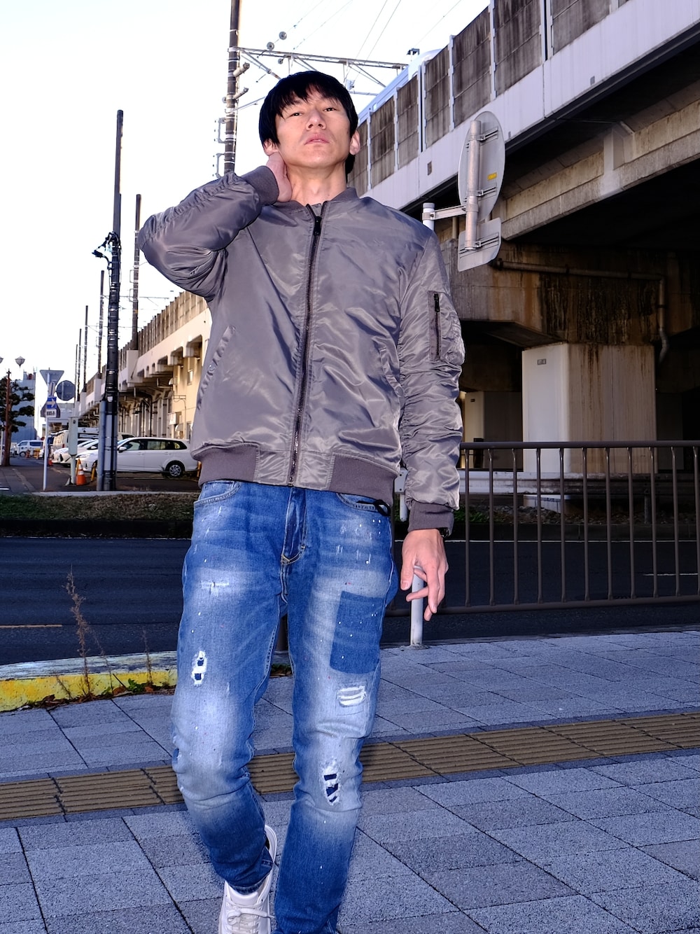「MA-1、ダメージデニム、デニム、ダメージデニムパンツ、タイトシルエット、カジュアル、シンプルコーデ、休日スタイル、冬コーデ、おしゃれさんと繋がりたい、相互フォロー、白スニーカー、ZARA、グレー×ネイビー、アラフォー」｜「Naked Rust and other POEMSのアイテム（MA-1、グレー系）」を使った、ドラエモさん（メンズ・182cm）の春コーディネートの1枚目の写真