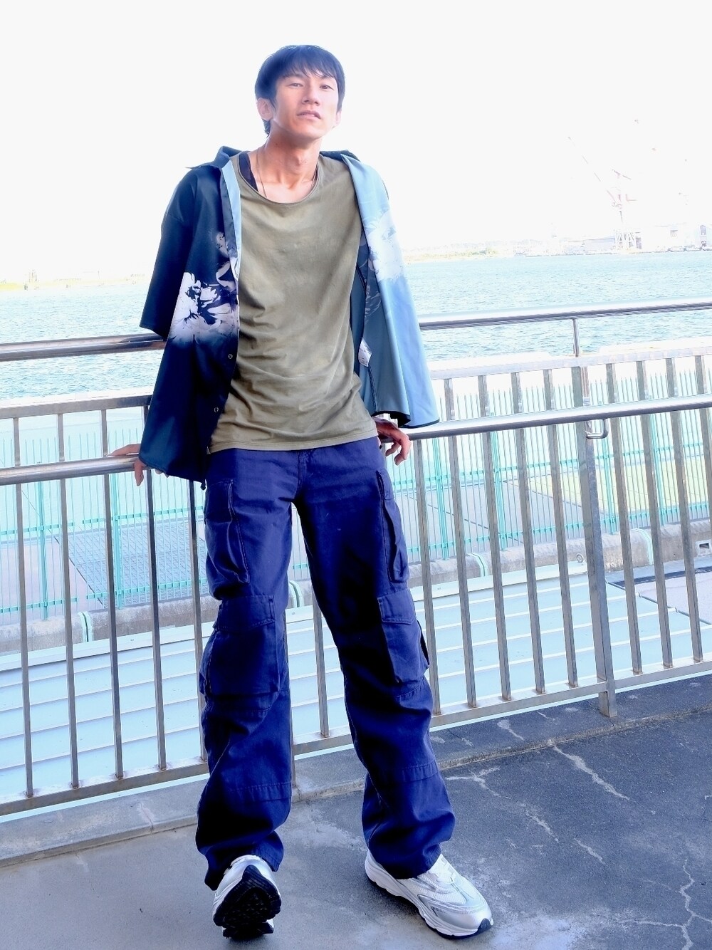 ブラック系のシャツ/ブラウス、ブルー系のカーゴパンツ、グリーン系のTシャツ/カットソーを着用したメンズの秋コーディネートの1枚目の写真