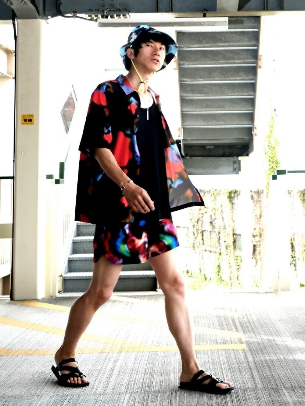 ブラック系のシャツ/ブラウス、その他のその他パンツ、その他のハットを着用したメンズの夏コーディネートの1枚目の写真