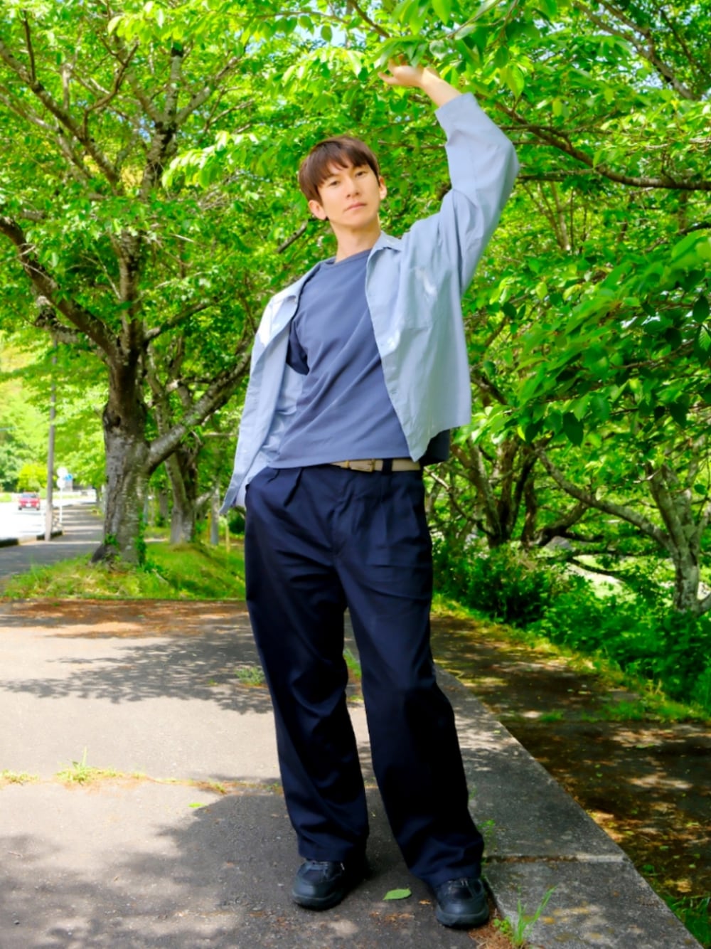 ブルー系のシャツ/ブラウス、ブルー系のTシャツ/カットソー、ブルー系のスラックスを着用したメンズの春コーディネートの1枚目の写真