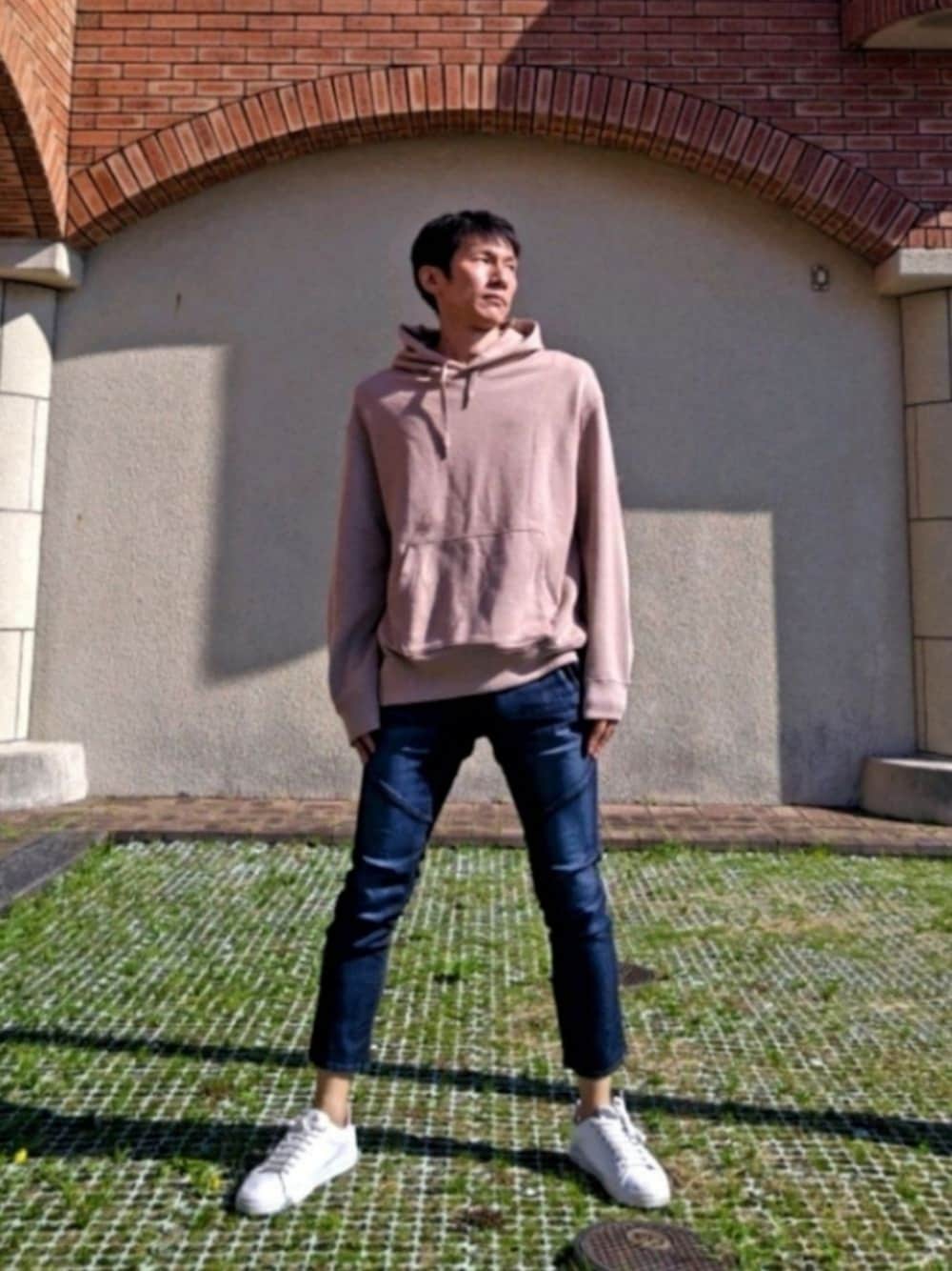 「ベージュ、スウェットプルパーカー、パーカー、UNIQLO、UNIQLO U、アンクル丈、アンクルパンツ、オーバーサイズ、ビックシルエット、白スニーカー、アラフォー、秋コーデ、パーカーコーデ、相互フォロー、おしゃれさんと繋がりたい」｜「semantic designのセマンティックデザイン/semantic design　ストレッチハードウォッシュブリーチデニムショーツ（デニムパンツ、ブルー系）」を使った、ドラエモさん（メンズ・182cm）の秋コーディネートの1枚目の写真
