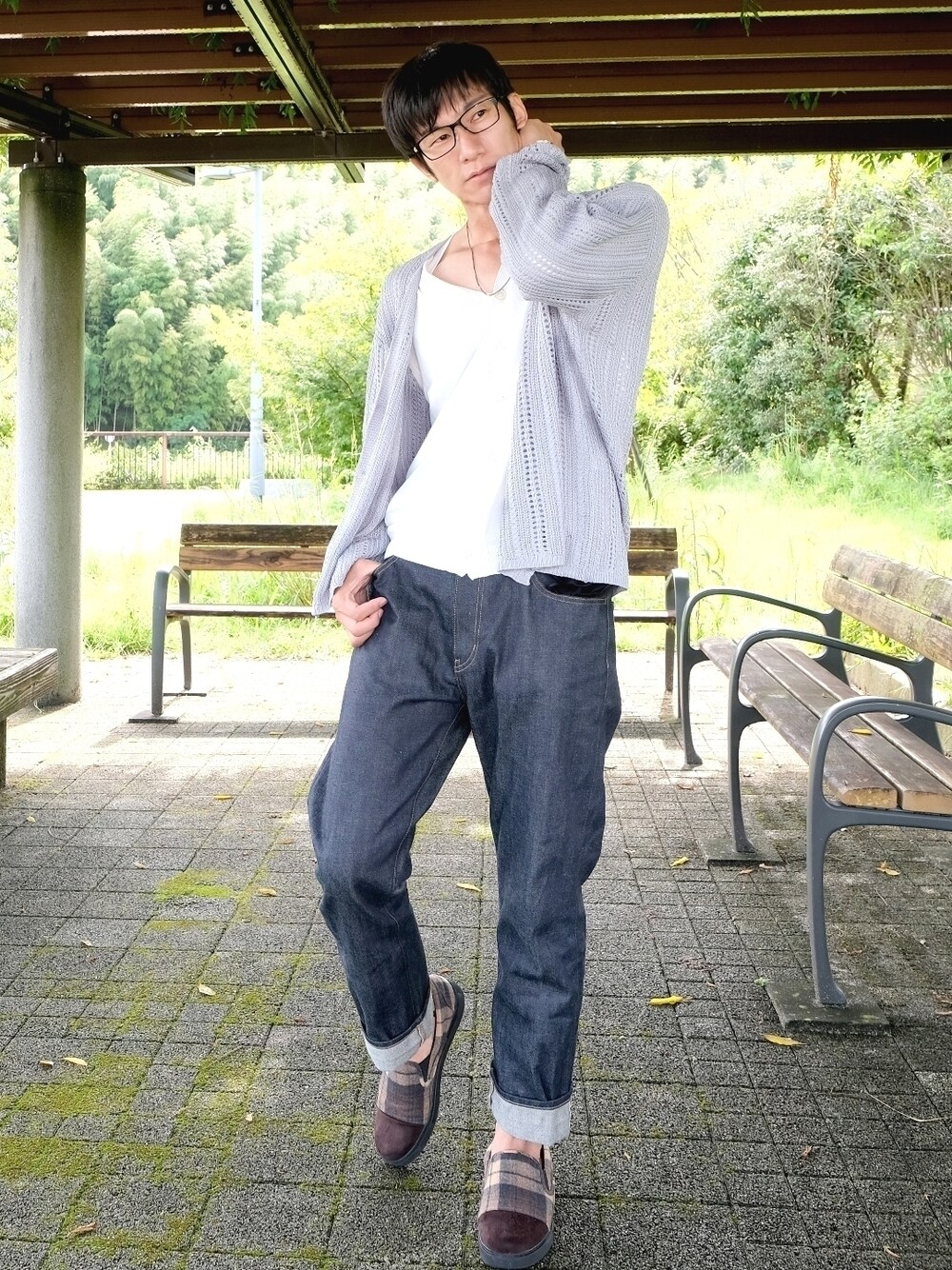 「メガネ男子、カーディガン、セルビッチデニム、チェック、春コーデ、カーディガン×カーディガン、大人カジュアル、ロールアップ、淡色コーデ、シアーカーディガン、スウィーツ同盟会、相互フォロー、おしゃれさんと繋がりたい、いいね、save、フォローお願いします🤑」｜「AZUL by moussyのOPENWORK KNIT CARDIGAN/オープンワークニットカーディガン（カーディガン/ボレロ、グレー系）」を使った、ドラエモさん（メンズ・182cm）の秋コーディネートの1枚目の写真