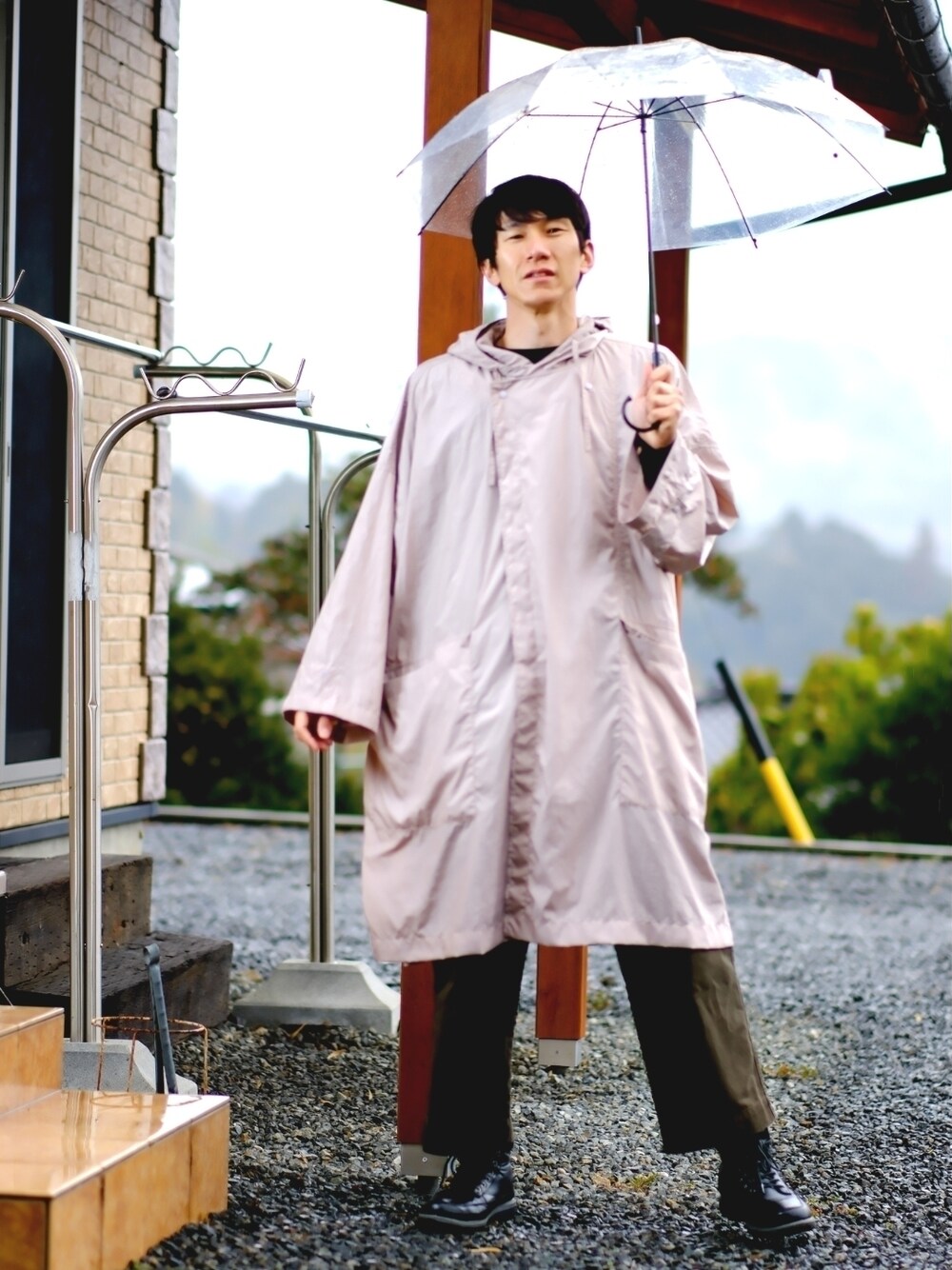 「雨の日コーデ、ポンチョ、UNIQLO U、UNIQLO、ピンク、レディース男子、雨、ブロックテック、ブーツ、スウィーツ同盟会、相互フォロー、おしゃれさんと繋がりたい、いいね、save、フォローお願いします🤑」｜「UNIQLOのアイテム（ポンチョ、ピンク系）」を使った、ドラエモさん（メンズ・182cm）の冬コーディネートの1枚目の写真