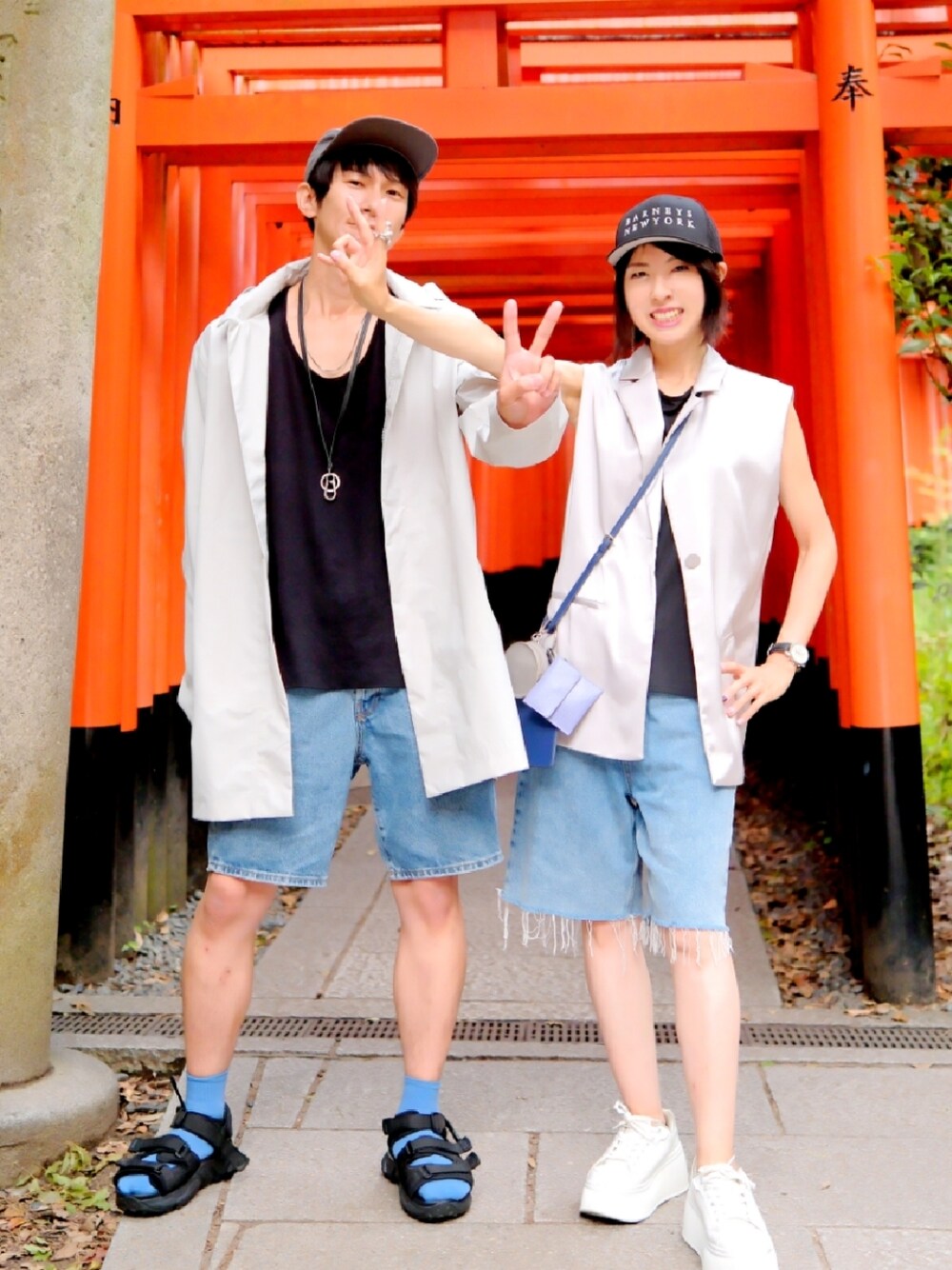 ブルー系のデニムパンツ、グレー系のその他アウター、ブラック系のサンダルを着用したメンズの秋コーディネートの1枚目の写真