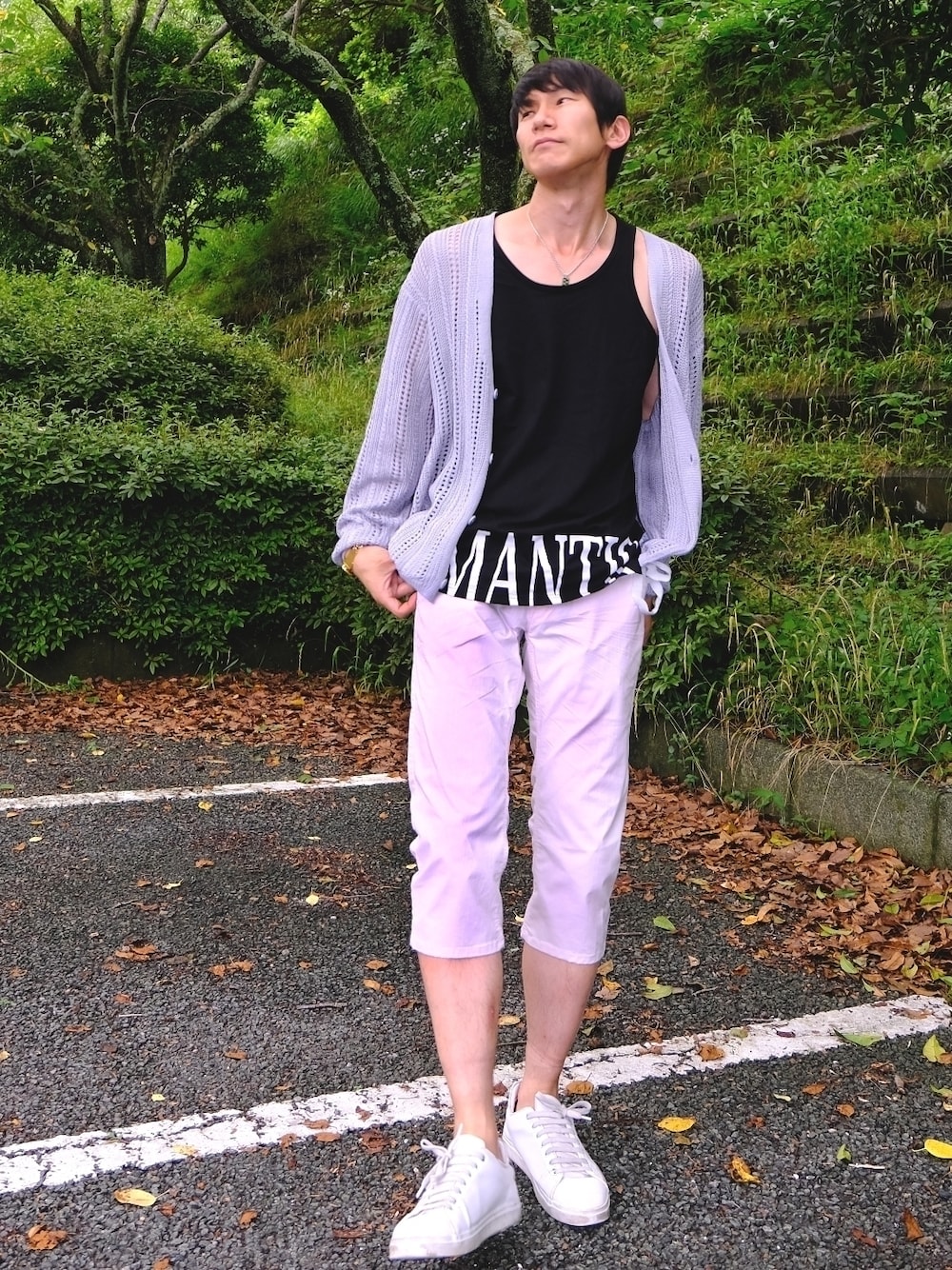 グレー系のカーディガン/ボレロ、ブラック系のタンクトップ、ピンク系のパンツを着用したメンズの夏コーディネートの1枚目の写真