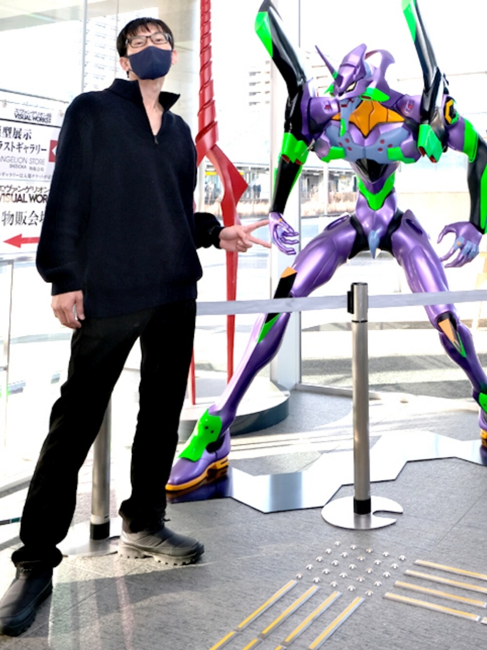 ブルー系のニット/セーター、ブラック系のその他パンツ、ブラック系のその他シューズを着用したメンズの冬コーディネートの1枚目の写真