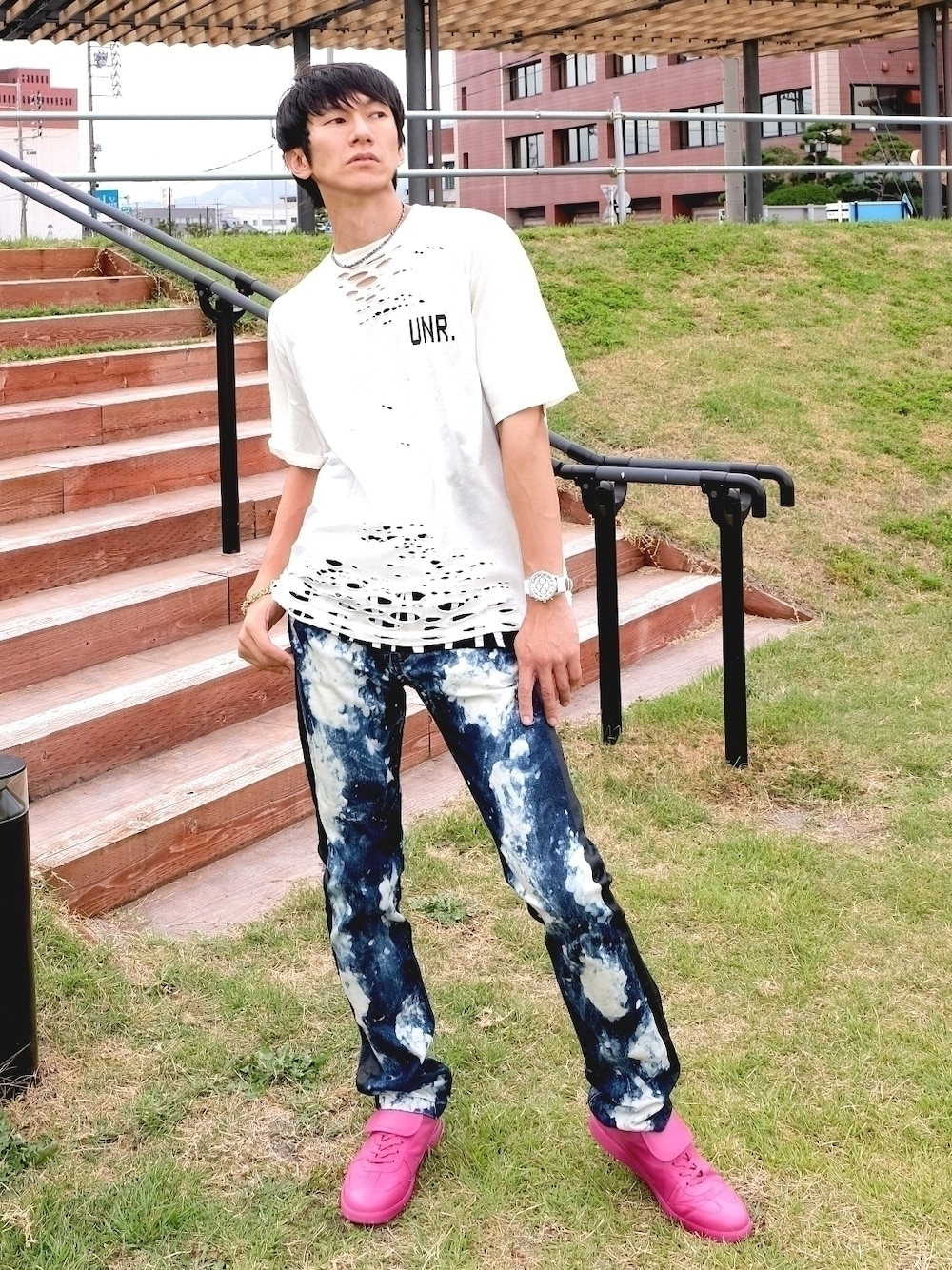 ホワイト系のTシャツ/カットソー、ブルー系のデニムパンツ、ピンク系のスニーカーを着用したメンズの夏コーディネートの1枚目の写真