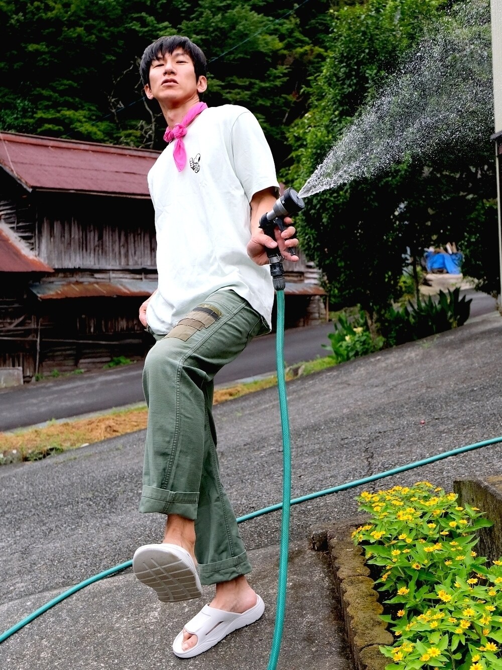 「夏のTシャツフェス、夏だ！Tシャツ着よう！、バンダナ、ダメージ、サンダル、休日コーデ、刺繍Tシャツ、ラフコーデ、夏コーデ、真夏のアクティブスタイル、グリーン、ピンク、相互フォロー、おしゃれさんと繋がりたい、いいね、save、フォローお願いします🤑」｜「ZARAのアイテム（Tシャツ/カットソー、グリーン系）」を使った、ドラエモさん（メンズ・182cm）の夏コーディネートの1枚目の写真