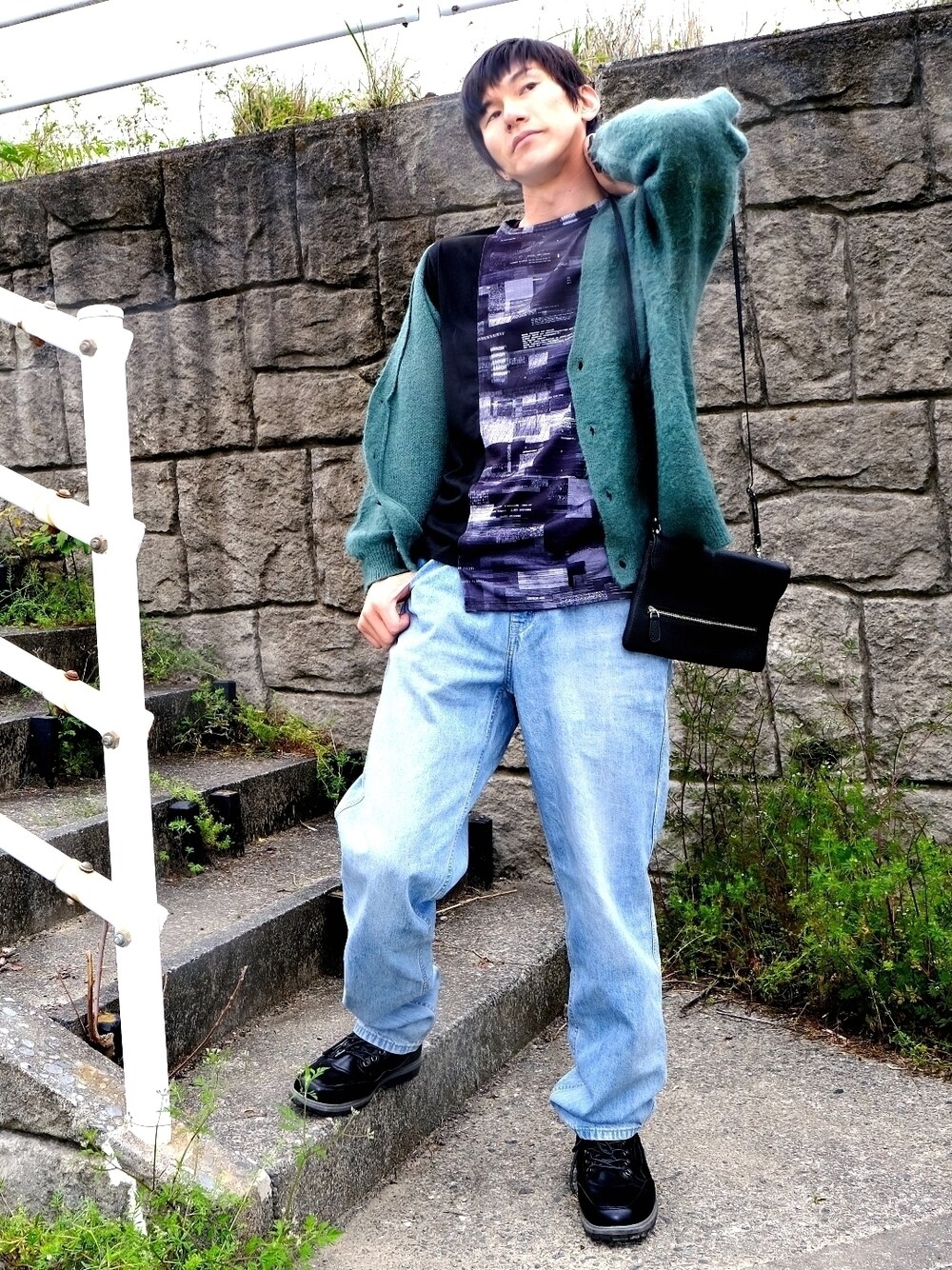 ブラック系のハンドバッグ、ブラック系のTシャツ/カットソー、グリーン系のカーディガン/ボレロを着用したメンズの春コーディネートの1枚目の写真