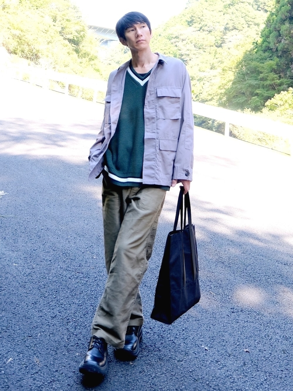 「ミリタリーシャツ、ニットベスト、グリーン、ワークパンツ、古着MIX、古着、トートバッグ、UNIQLO JW ANDERSON、カジュアルコーデ、秋コーデ、アースカラー、スウィーツ同盟会、相互フォロー、おしゃれさんと繋がりたい、いいね、save、フォローお願いします🤑」｜「Rodeo Crownsのアイテム（ベスト、グリーン系）」を使った、ドラエモさん（メンズ・182cm）の秋コーディネートの1枚目の写真
