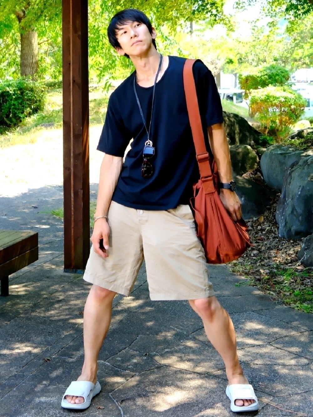 ブラック系のTシャツ/カットソー、ブラウン系のバッグ、ベージュ系のその他パンツを着用したメンズの秋コーディネートの1枚目の写真