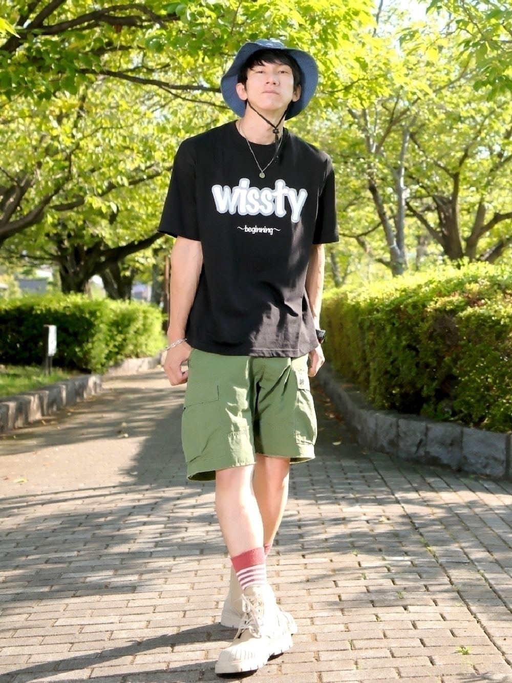 ブラック系のTシャツ/カットソー、グリーン系のパンツ、ベージュ系のブーツを着用したメンズの夏コーディネートの1枚目の写真