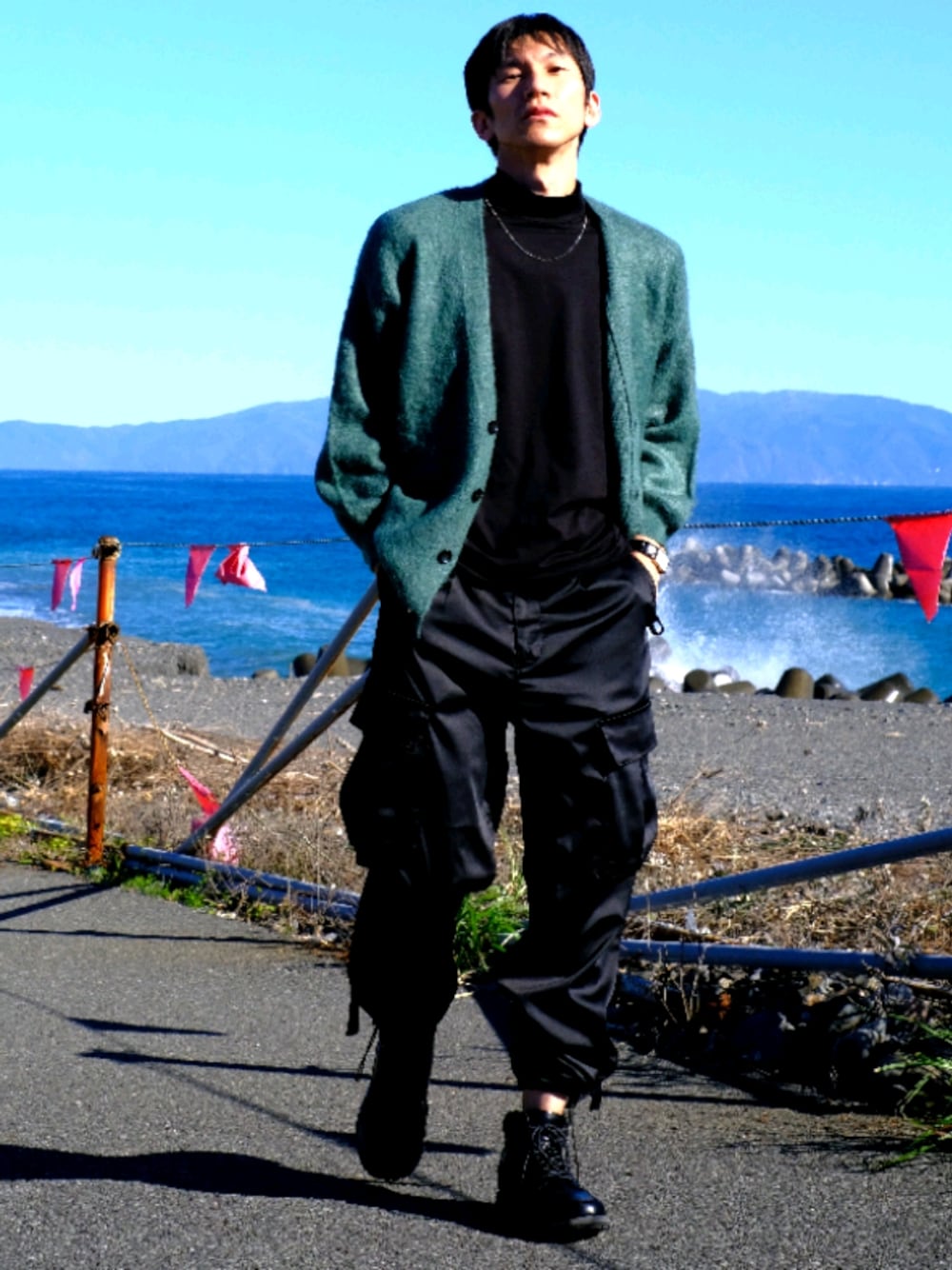 グリーン系のカーディガン/ボレロ、ブラック系のTシャツ/カットソー、ブラック系のカーゴパンツを着用したメンズの冬コーディネートの1枚目の写真