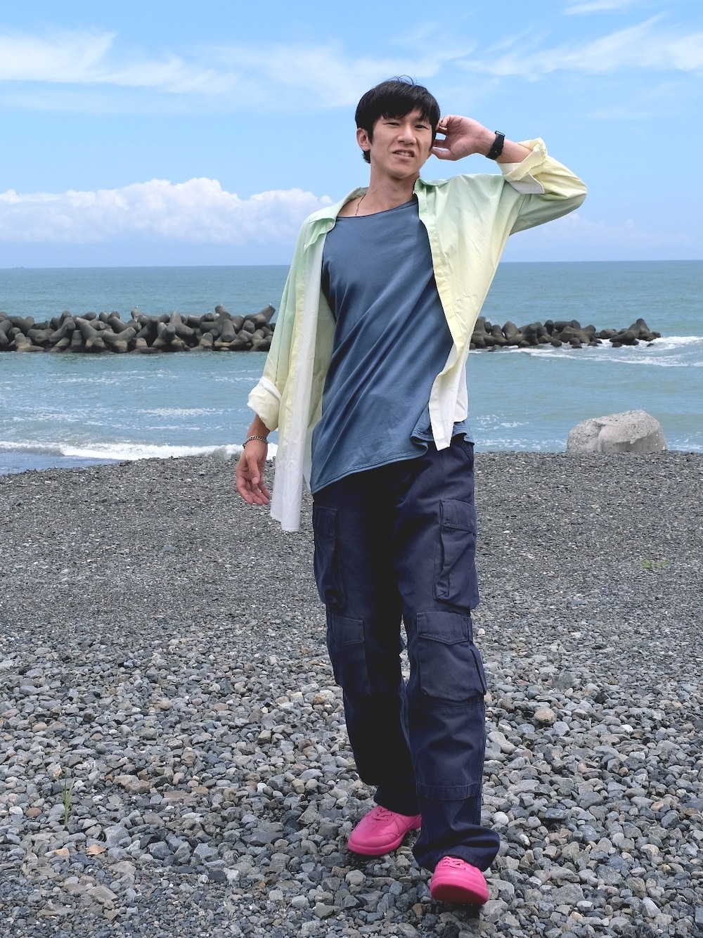 「オーバーサイズ、オーバーサイズシャツ、ピンク、カーゴパンツ、全身ZARA、ZARA ORIGINS、夏コーデ、ビタミンカラー、ライムグリーン、きれいめカジュアル、ZARA、動画投稿、相互フォロー、おしゃれさんと繋がりたい、いいね、save、フォローお願いします🤑」｜「ZARAのアイテム（シャツ/ブラウス、イエロー系）」を使った、ドラエモさん（メンズ・182cm）の夏コーディネートの1枚目の写真