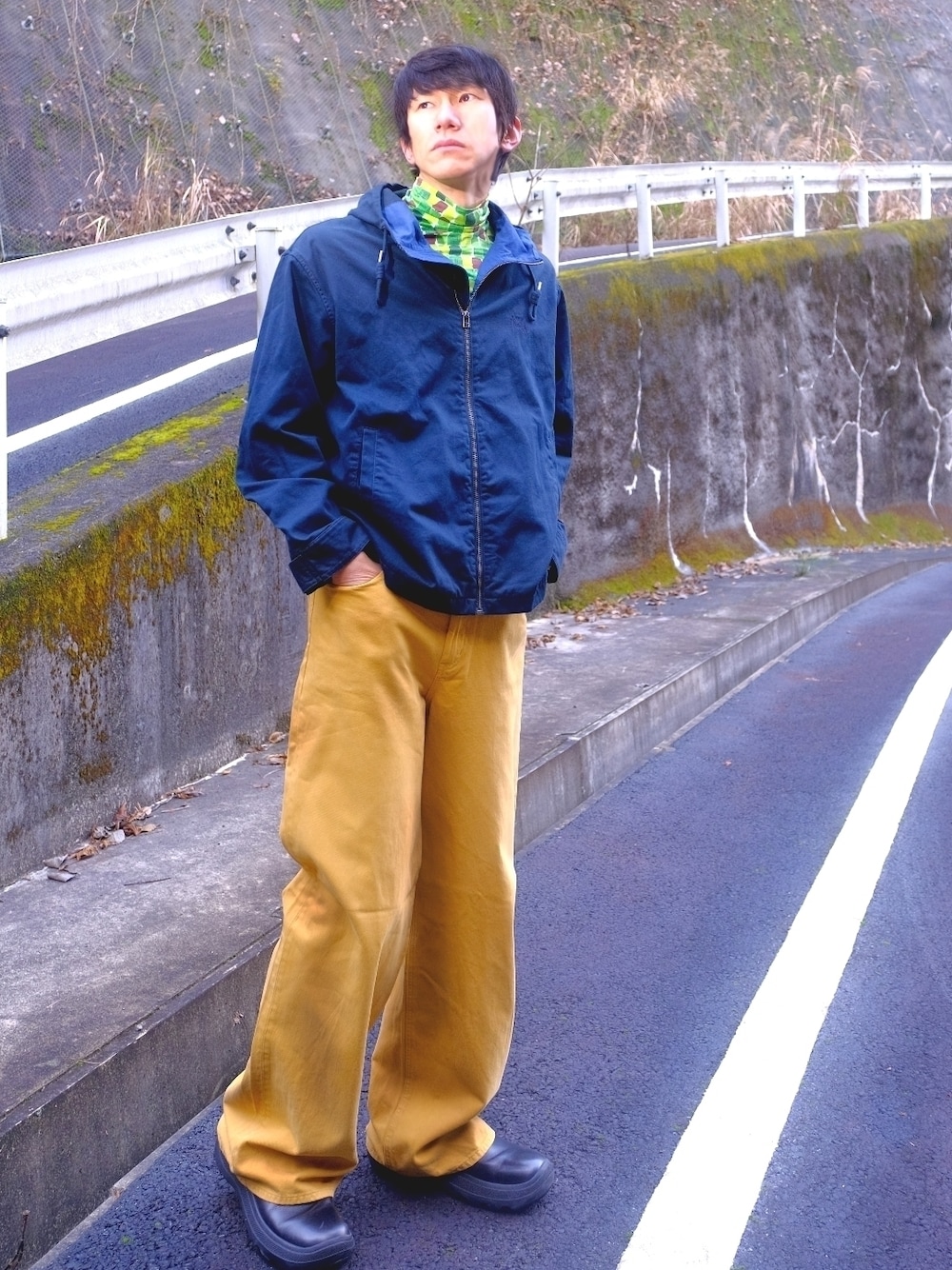 イエロー系のデニムパンツ、グリーン系のTシャツ/カットソー、ブルー系のパーカーを着用したメンズの冬コーディネートの1枚目の写真