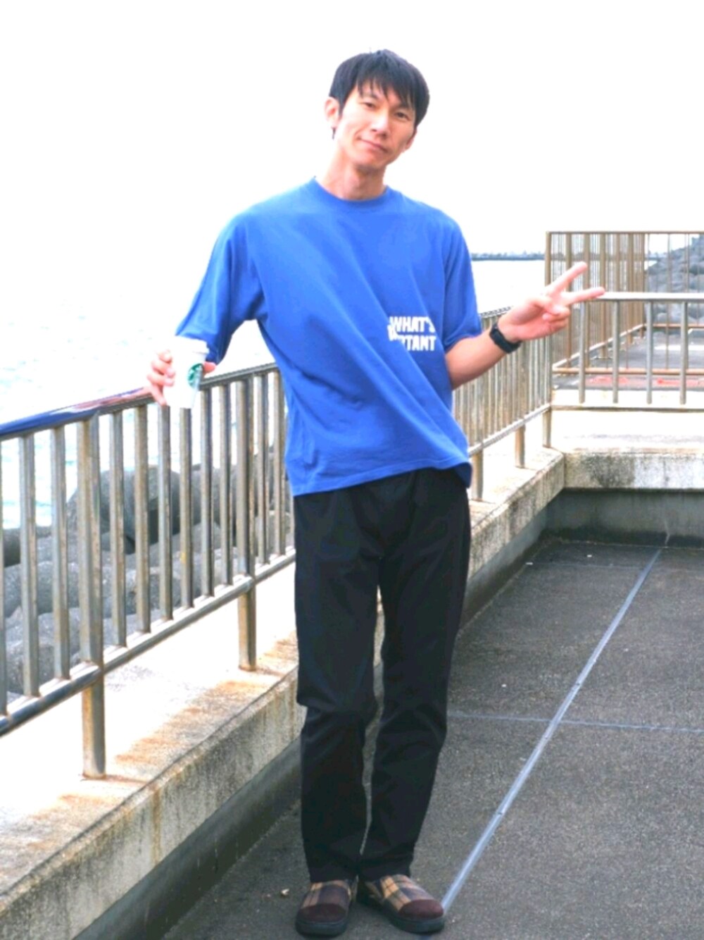 ブラウン系のスリッポン、ブラック系のその他パンツ、ブルー系のTシャツ/カットソーを着用したメンズの秋コーディネートの1枚目の写真