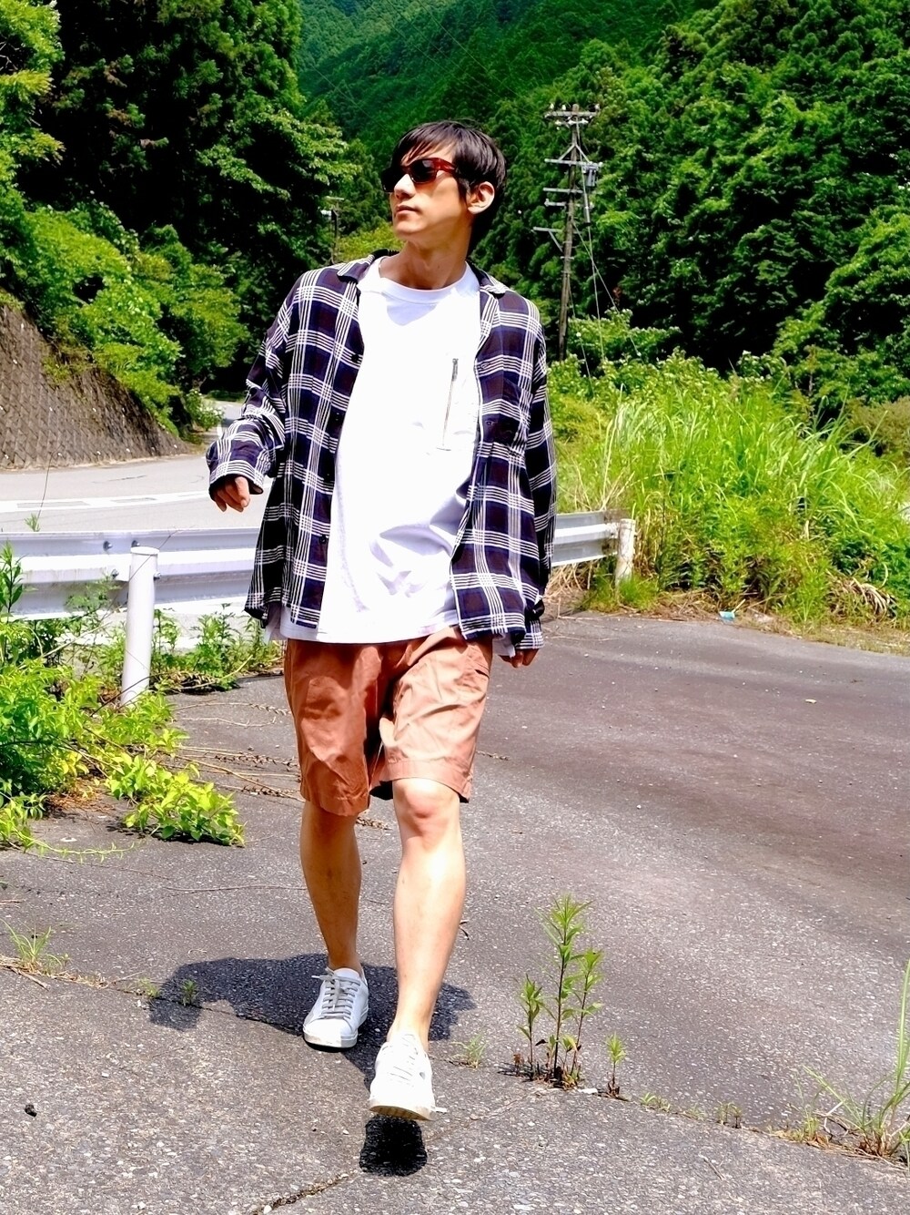 「サングラス、クライミングショーツ、UNIQLO、UNIQLOU、レーヨンシャツ、GU、シャツスタイル、gu×undercover、白スニーカー、ショートパンツ、初夏コーデ、チェック、オトナカジュアル、相互フォロー、おしゃれさんと繋がりたい」｜「JOURNAL STANDARD relumeの【DAN RIVER / ダンリバー】チェックパジャマシャツ（シャツ/ブラウス、ブルー系）」を使った、ドラエモさん（メンズ・182cm）の夏コーディネートの1枚目の写真