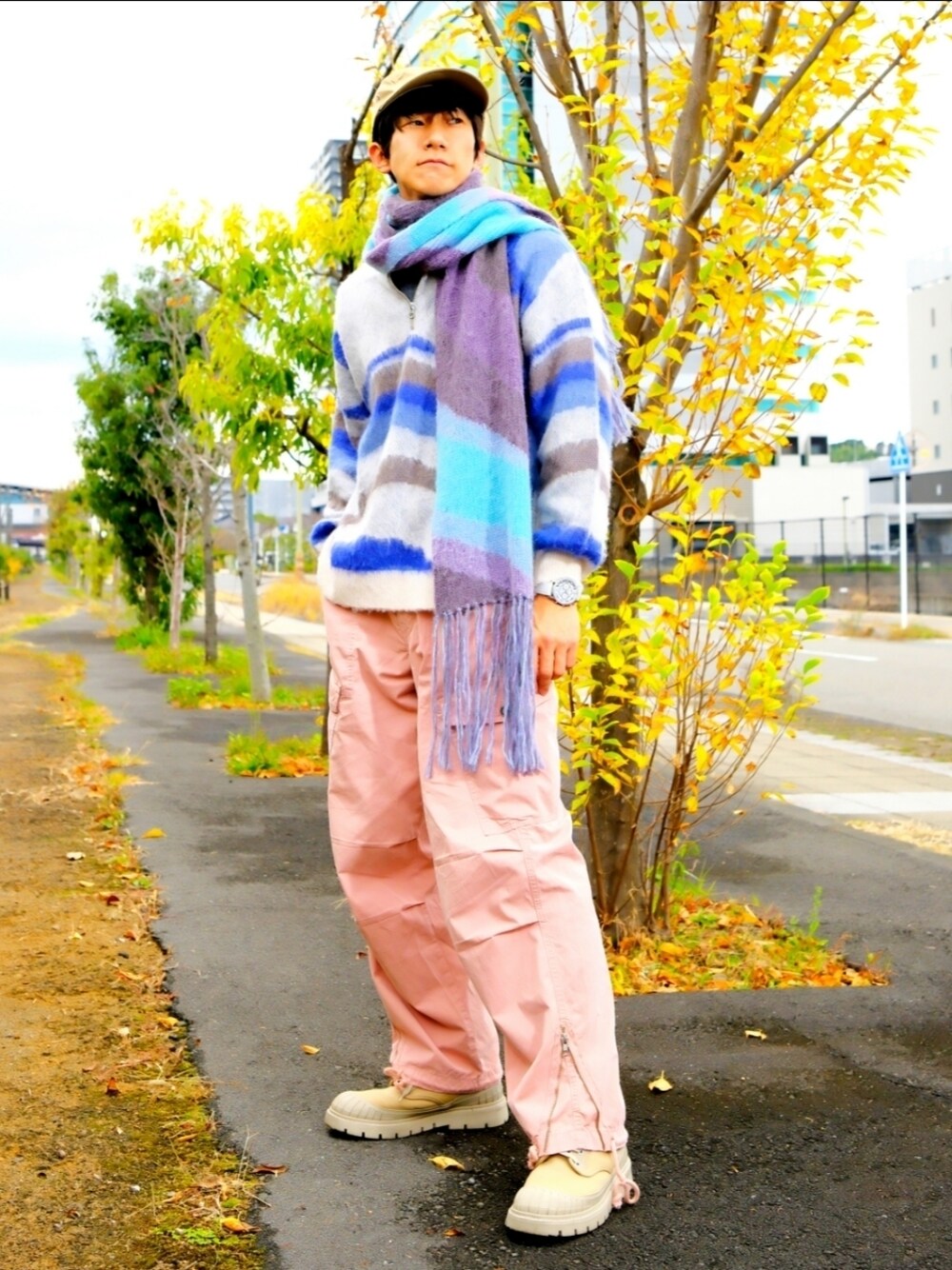 ピンク系のカーゴパンツ、ベージュ系のブーツ、ホワイト系のニット/セーターを着用したメンズの冬コーディネートの1枚目の写真