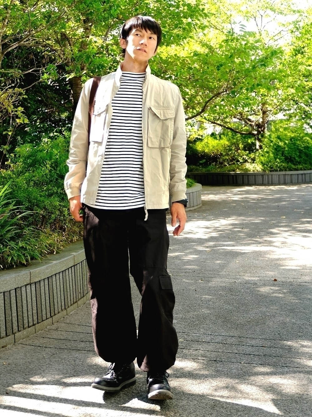 ベージュ系のブルゾン、ホワイト系のTシャツ/カットソー、グレー系のその他パンツを着用したメンズの秋コーディネートの1枚目の写真