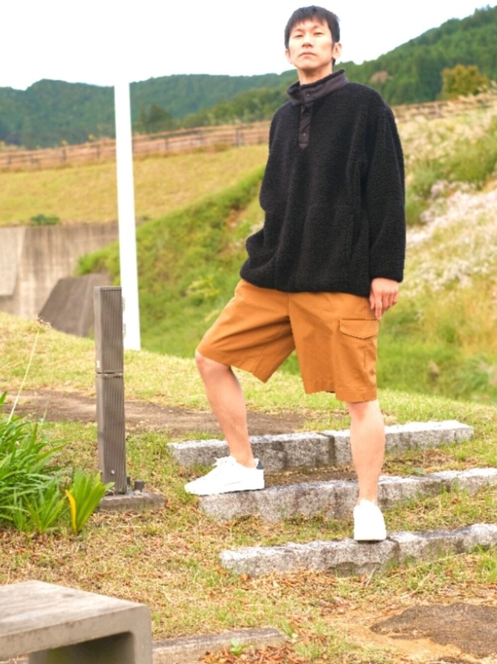 「uniqlo white mountaineering、UNIQLO、UNIQLO+J、全身ユニクロ、白スニーカー、ブラウン、フリース、ユニクロフリース、White Mountaineering、アラフォー、アウトドアスタイル、ブラック×ブラウン、休日スタイル、相互フォロー、おしゃれさんと繋がりたい」｜「+Jのアイテム（カーゴパンツ、ブラウン系）」を使った、ドラエモさん（メンズ・182cm）の秋コーディネートの1枚目の写真