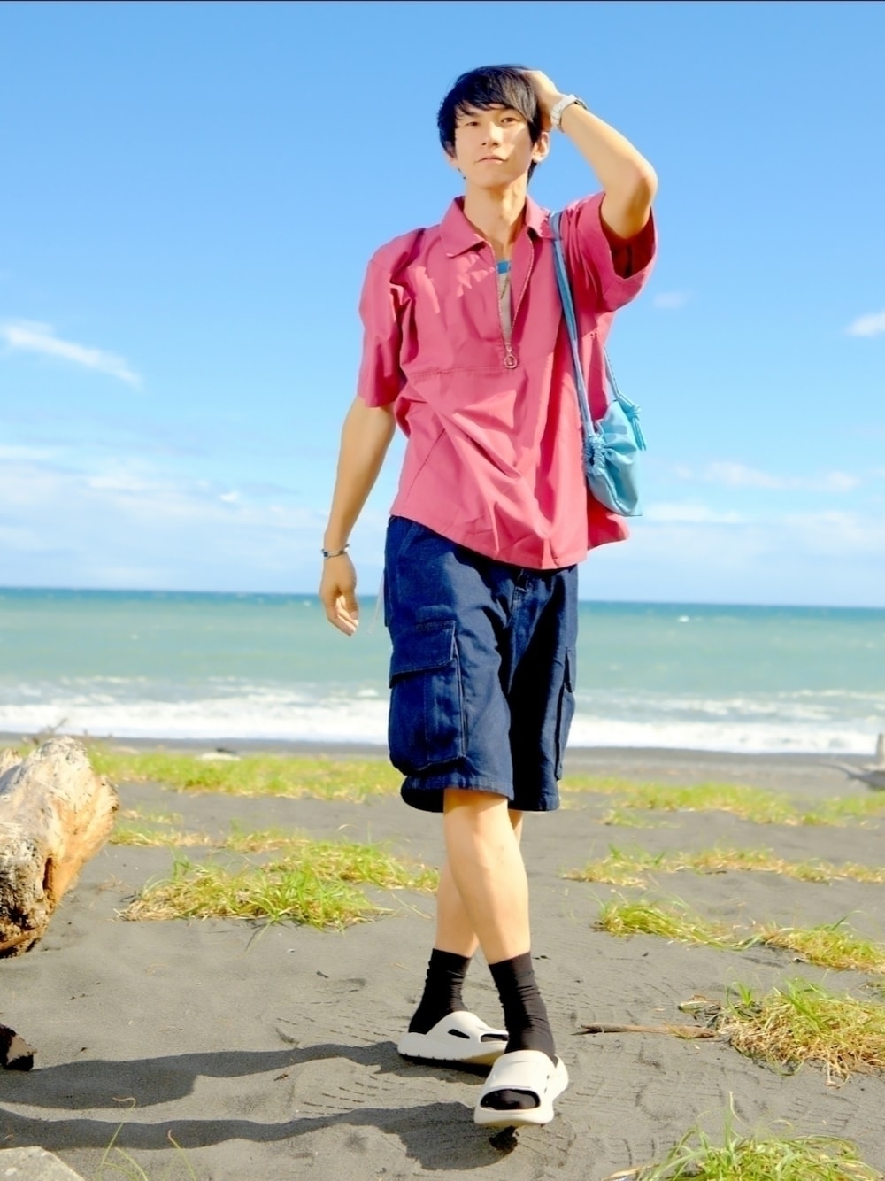 ブルー系のデニムパンツ、レッド系のその他トップス、ブルー系のショルダーバッグを着用したメンズの秋コーディネートの1枚目の写真