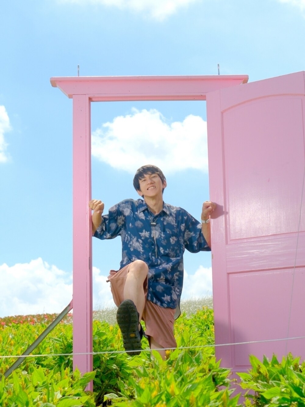 ブルー系のシャツ/ブラウス、ピンク系のその他パンツ、ブラック系のサンダルを着用したメンズの夏コーディネートの1枚目の写真