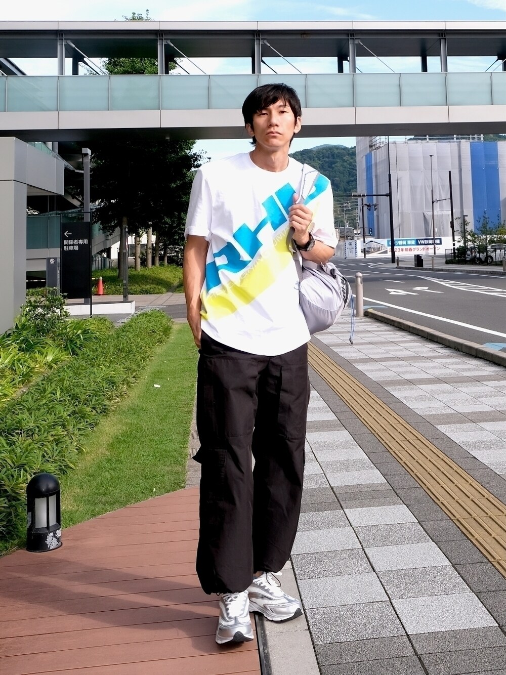 「夏のTシャツフェス、夏のセールで買いました、真夏のアクティブスタイル、シルバー、蛍光色、ZARA、白Tシャツ、ロゴT、ゆみっつ春のロゴ祭、スポーツミックス、ランニングシューズ、カーゴパンツ、相互フォロー、おしゃれさんと繋がりたい、いいね、save、フォローお願いします🤑」｜「ZARAのアイテム（Tシャツ/カットソー、ホワイト系）」を使った、ドラエモさん（メンズ・182cm）の夏コーディネートの1枚目の写真