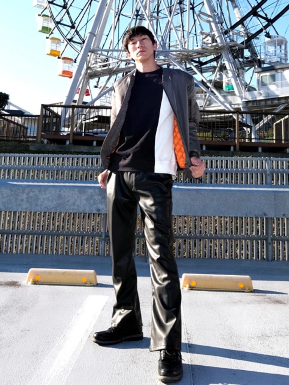 「ミリタリー、ブーツ、MA-1、バイカラー、ZARA、モノトーン、オレンジ、モード、レザーパンツ、スタイリッシュ、ミリタリーコーデ、おしゃれさんと繋がりたい、モノトーンに差し色、相互フォロー、マイベストコーデ2021」｜「Naked Rust and other POEMSのアイテム（MA-1、グレー系）」を使った、ドラエモさん（メンズ・182cm）の冬コーディネートの1枚目の写真