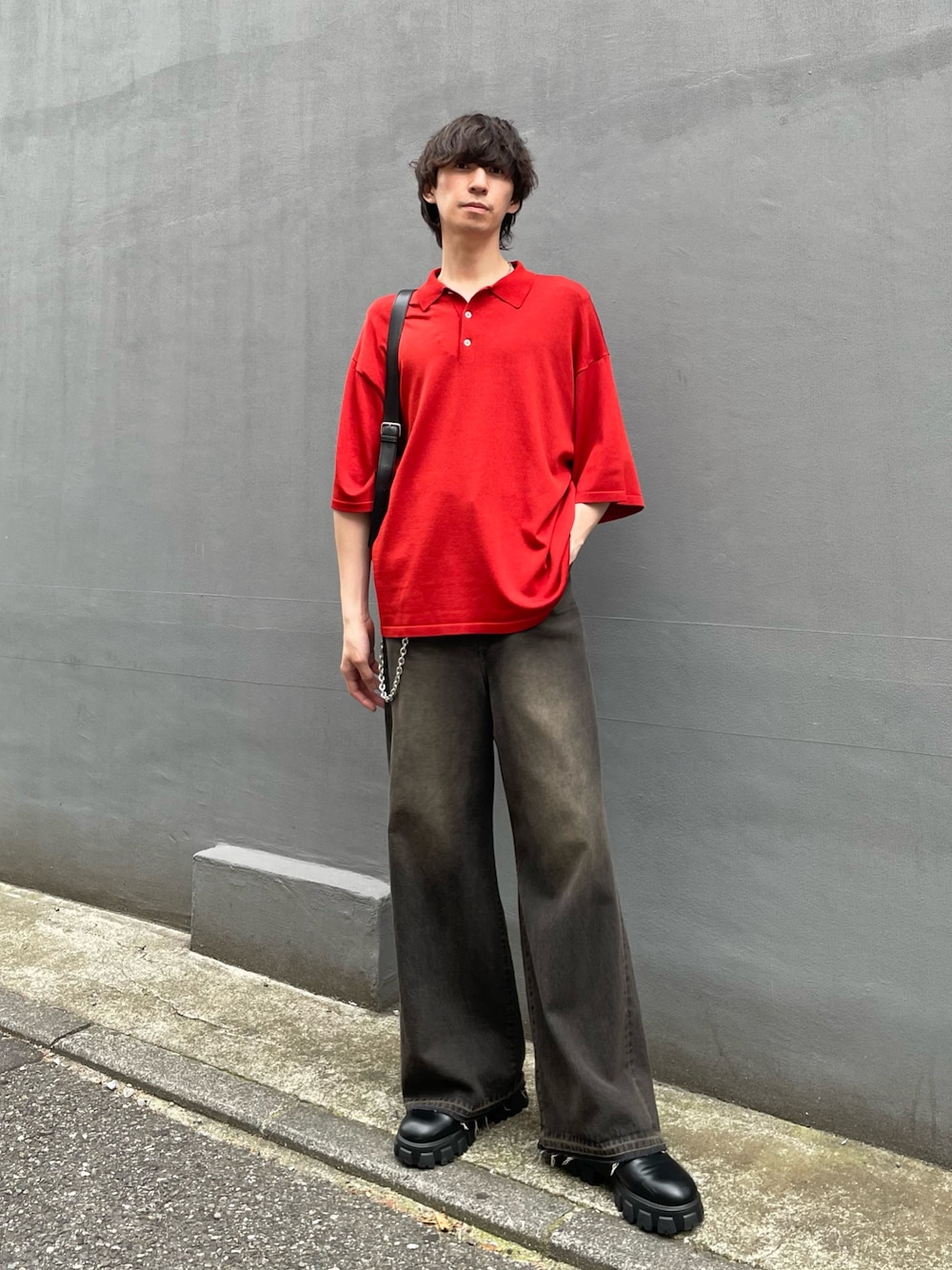 「シャツスタイル、お出かけコーデ、ポロシャツ、ローファー、トートバッグ、デートコーデ、きれいめカジュアル、デニム、夏服、初夏コーデ、ウォレットチェーン、バッグ、ショルダーバッグ、赤、革靴」｜「Lui'sのエレファントイージーデニム（デニムパンツ、ブラック系）」を使った、ますだ　みつきさん（骨格ナチュラル・メンズ・181cm）の夏コーディネートの1枚目の写真