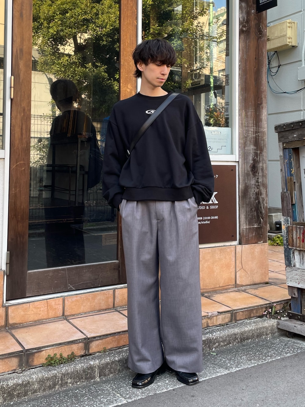 「スウェット、スウェットコーデ、ショルダーバッグ、デートコーデ、お出かけコーデ、スラックス、ワイドパンツ、ワイドスラックス、ロゴ、ロゴスウェット、黒、きれいめカジュアル、キレイめ、春、春コーデ」｜「Lui'sの【Neucon/ニューコン】 ステッチデザインシンセティックレザーZIPショルダーバッグ（ショルダーバッグ、ブラック系）」を使った、ますだ　みつきさん（骨格ナチュラル・メンズ・181cm）の春コーディネートの1枚目の写真