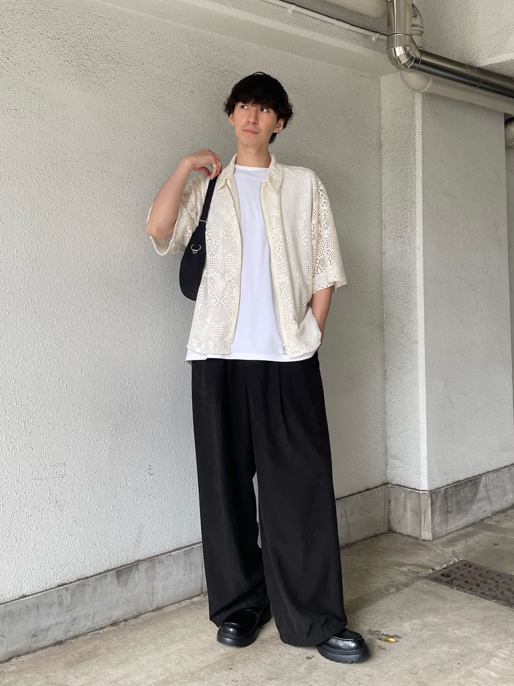 「柄シャツ、レイヤードスタイル、ローファー、デートコーデ、きれいめカジュアル、夏コーデ、シャツスタイル、モノトーン、モノトーンコーデ、レース、夏、スラックス、シャツ、ショルダーバッグ、キレイめ」｜「Lui'sのSHINE ノースリーブ（Tシャツ/カットソー、ホワイト系）」を使った、ますだ　みつきさん（骨格ナチュラル・メンズ・181cm）の夏コーディネートの1枚目の写真