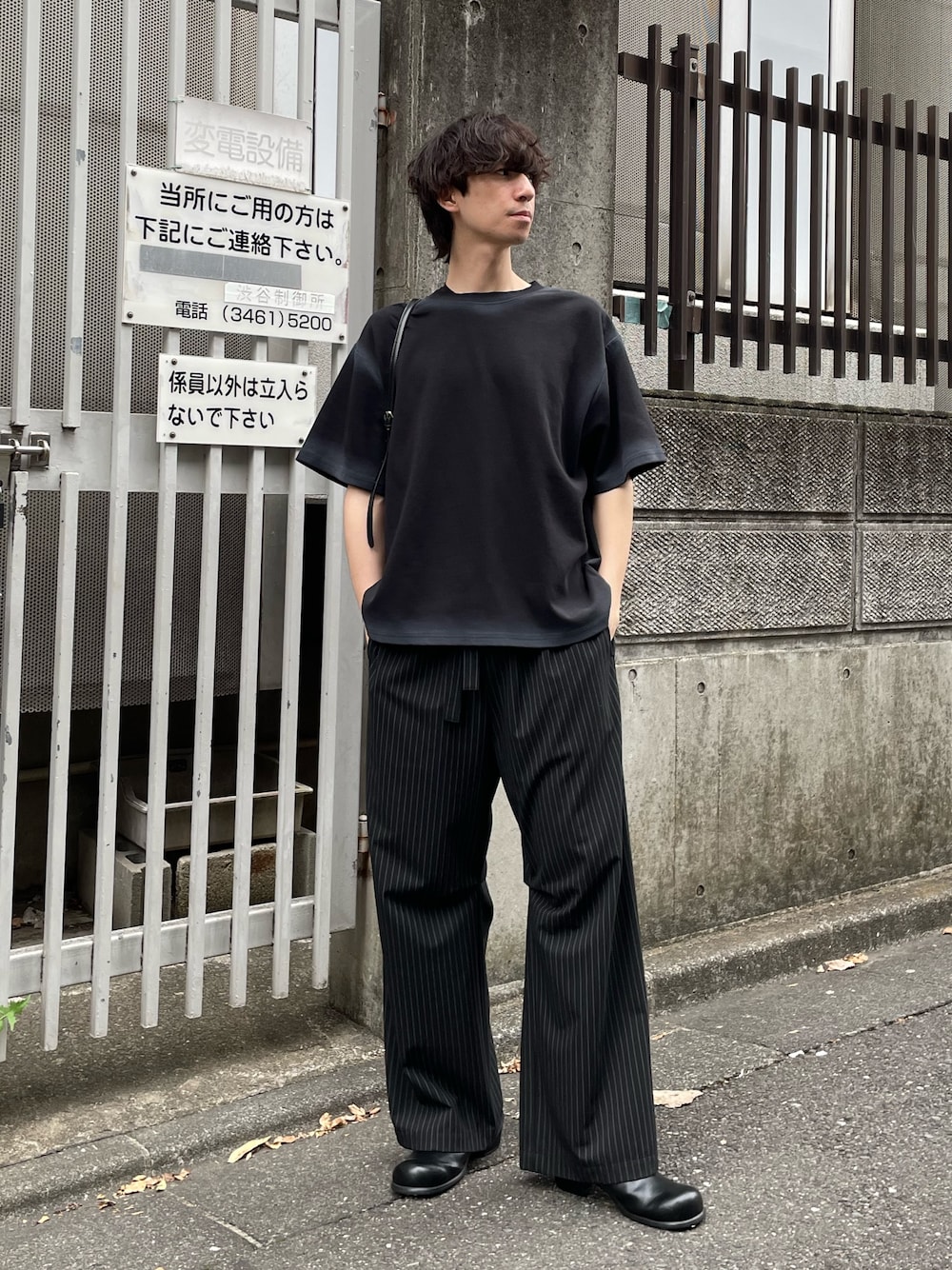 「ショルダーバッグ、モノトーン、サンダル、黒Tシャツ、ワイドパンツ、きれいめカジュアル、ストライプ、ストライプパンツ、プリントT、Tシャツ、革靴、夏、夏コーデ、キレイめ、オールブラック」｜「Lui'sのポンチスプレーTシャツ（Tシャツ/カットソー、ブラック系）」を使った、ますだ　みつきさん（骨格ナチュラル・メンズ・181cm）の春コーディネートの1枚目の写真