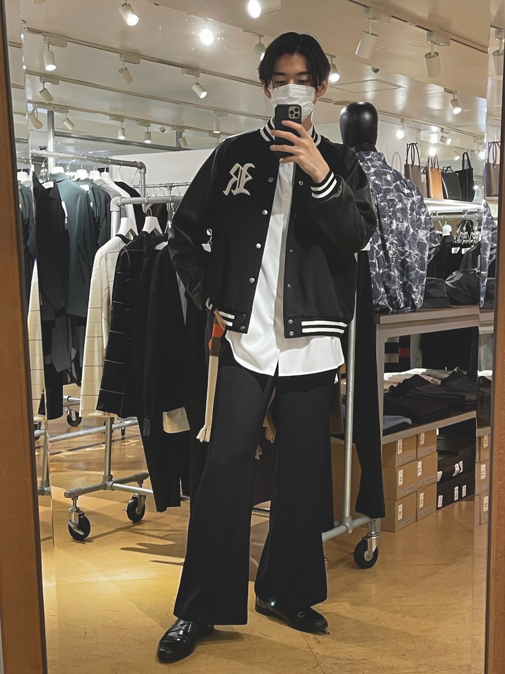「秋冬コーデ、秋服、スタジャン、ブルゾン、レザー、レザージャケット、フレアパンツ、ベルボトム、革靴、シャツスタイル、シャツ、白シャツ、モード、きれいめカジュアル、モノトーン」｜「Lui'sの“R”ロゴ  ヴァーシティージャケット/スタジャン（メルトン×レザー）（ブルゾン、ブラック系）」を使った、ますだ　みつきさん（メンズ・181cm）の秋コーディネートの1枚目の写真