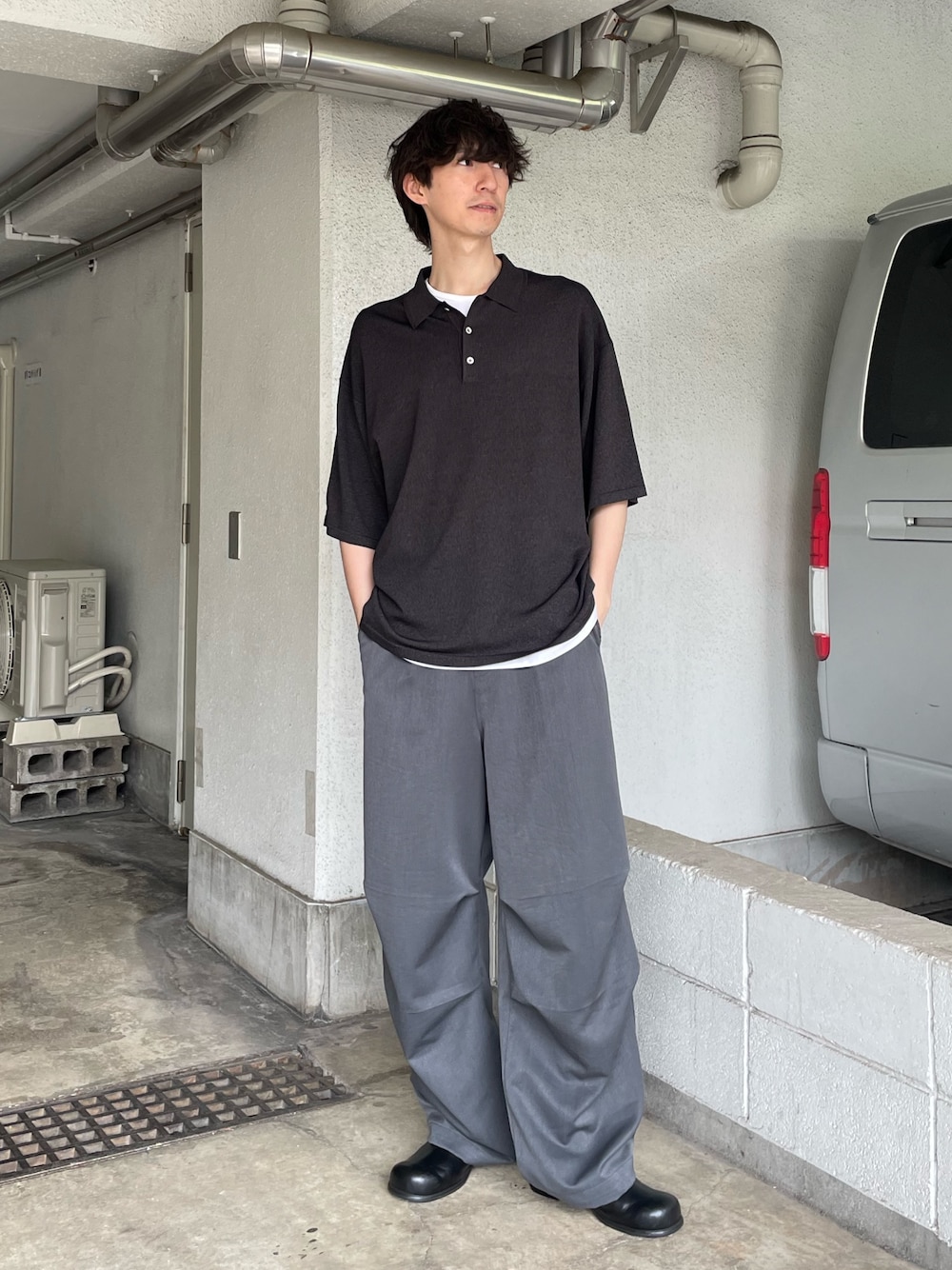 「レイヤードスタイル、ワイドパンツ、サンダル、春夏コーデ、シンプルコーデ、きれいめカジュアル、カーゴパンツ、お出かけコーデ、ポロシャツ、メンズコーデ、ニットポロ、モノトーン、モノトーンコーデ、レザーサンダル、大人カジュアル」｜「Lui'sのVIS/PO 杢調 ニットポロ（ニット/セーター、ブラック系）」を使った、ますだ　みつきさん（骨格ナチュラル・メンズ・181cm）の春コーディネートの1枚目の写真